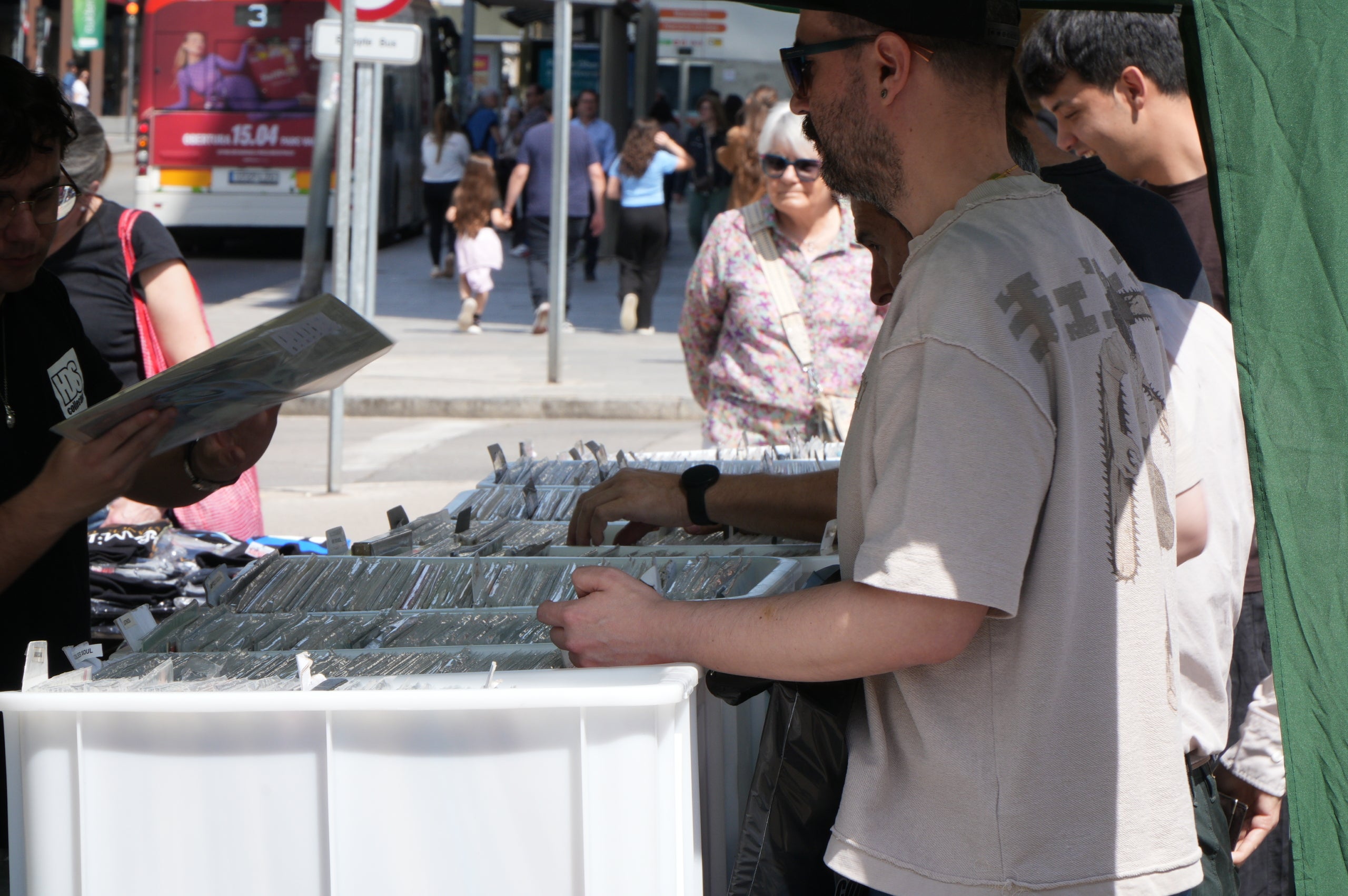 Per cinquena vegada, l'Associació Ègara Rocks va celebrar aquest dissabte al Parc dels Catalans el Record Store Day, simultàniament a la diada mundial de reivindicació del vinil. Entre altres stands, es comptava amb la botiga de discos Terrassa HDS Collector, que oferia edicions en exclusiva editades especialment per a aquesta data. I, des de l'escenari, van obrir la jornada, que continuava fins al vespre amb altres grups catalans, els barcelonins Martin Bit and Friends i el seu irreverent country punk | Jan Romero