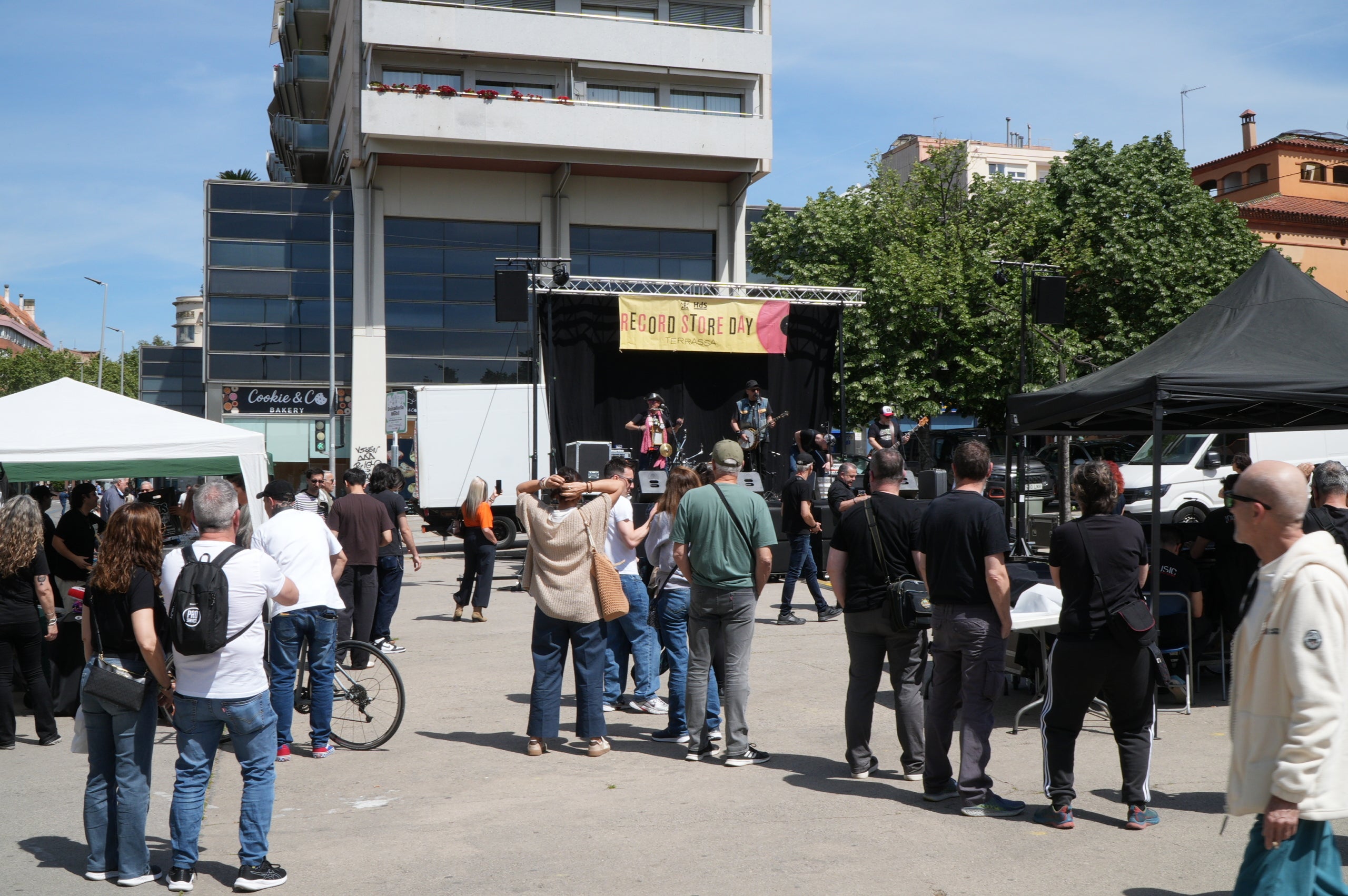 Per cinquena vegada, l'Associació Ègara Rocks va celebrar aquest dissabte al Parc dels Catalans el Record Store Day, simultàniament a la diada mundial de reivindicació del vinil. Entre altres stands, es comptava amb la botiga de discos Terrassa HDS Collector, que oferia edicions en exclusiva editades especialment per a aquesta data. I, des de l'escenari, van obrir la jornada, que continuava fins al vespre amb altres grups catalans, els barcelonins Martin Bit and Friends i el seu irreverent country punk | Jan Romero