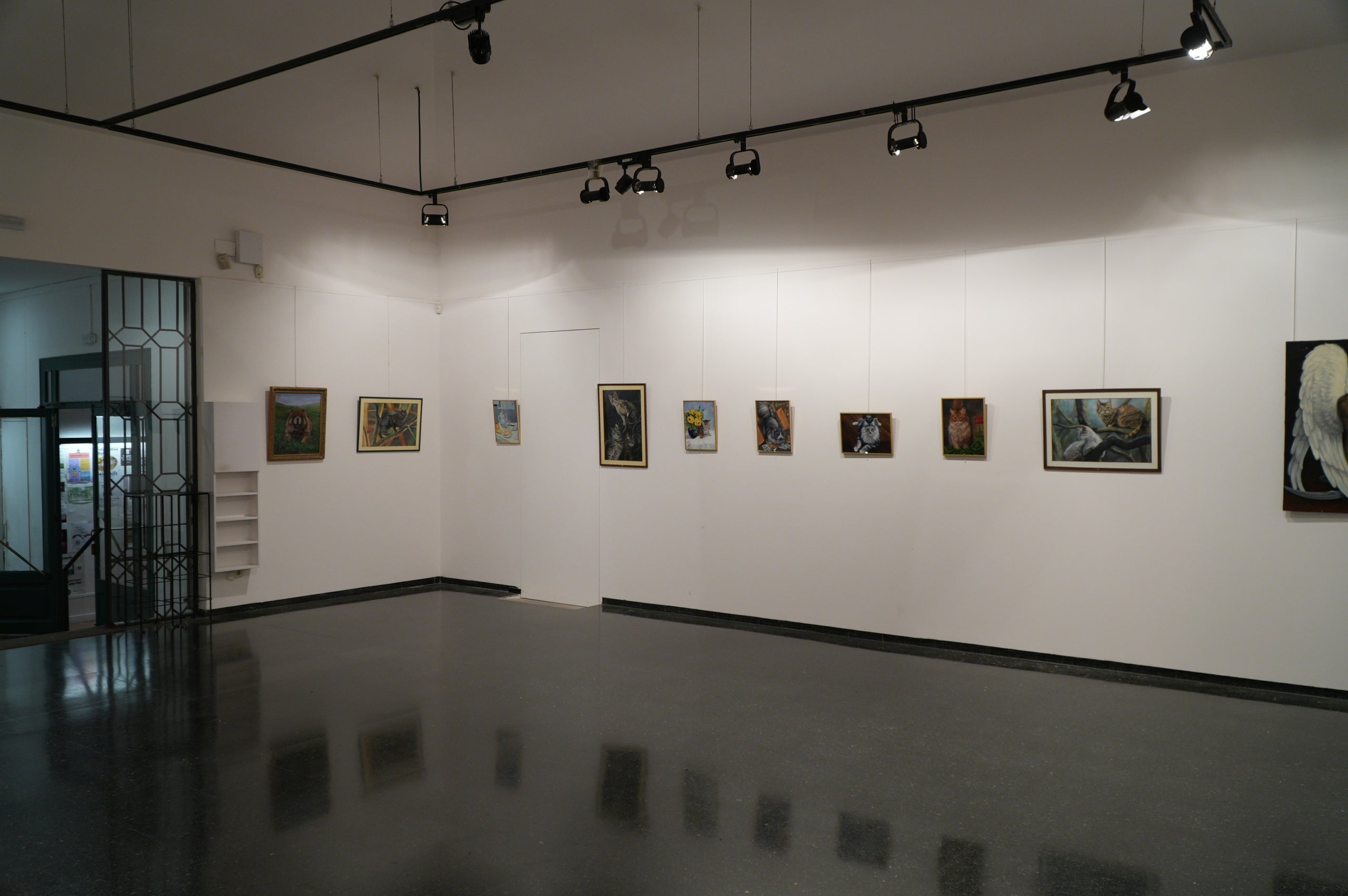 La Sala Salvador Alavedra acull fins al 6 de maig, una “Retrospectiva” de Mercè Cercós, pintora afiançada a Terrassa, que destaca per l’ús de tècniques tradicionals, com l’oli, el pastel i l’aquarel·la. En aquesta exposició, presenta un seguit d’obres que s’emmarquen dins el figurativisme en les seves diverses temàtiques.