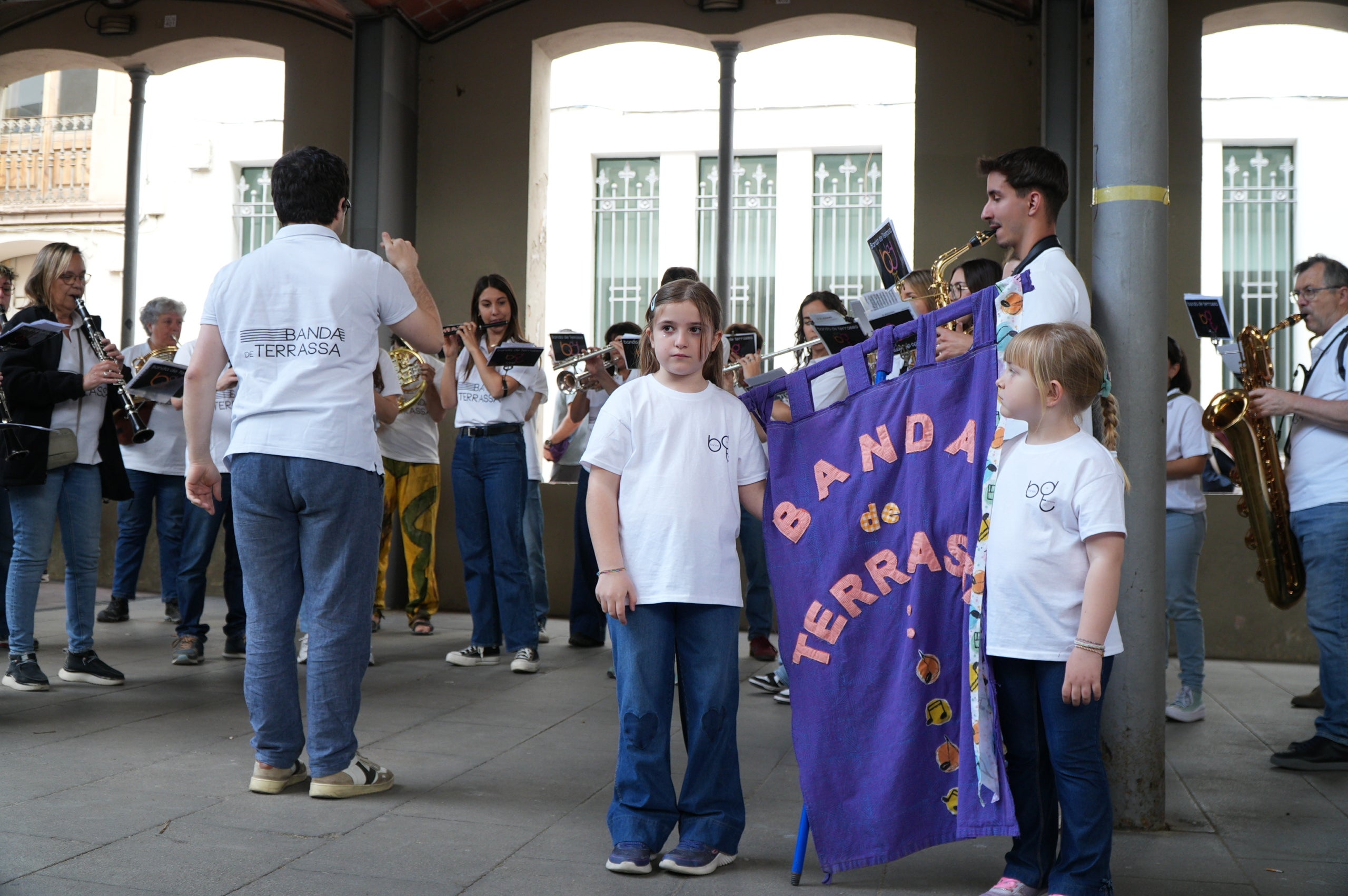 La Banda de Terrassa va celebrar aquest dissabte a la tarda els seus 25 anys d'existència amb una animada cercavila pel centre de la ciutat, en què anaven tocant música per als grups de cultura popular que els acompanyaven i ballaven: Geganters, Bastoners, Ministrils del Raval, Diables, Drac, La Pàjara, Gegants Bojos i Nans i Capgrossos. La comitiva va sortir de la plaça del Vapor Ventalló i va acabar al Raval de Montserrat, davant de l'Ajuntament, on els components de la banda van interpretar un concert final | Jan Romero