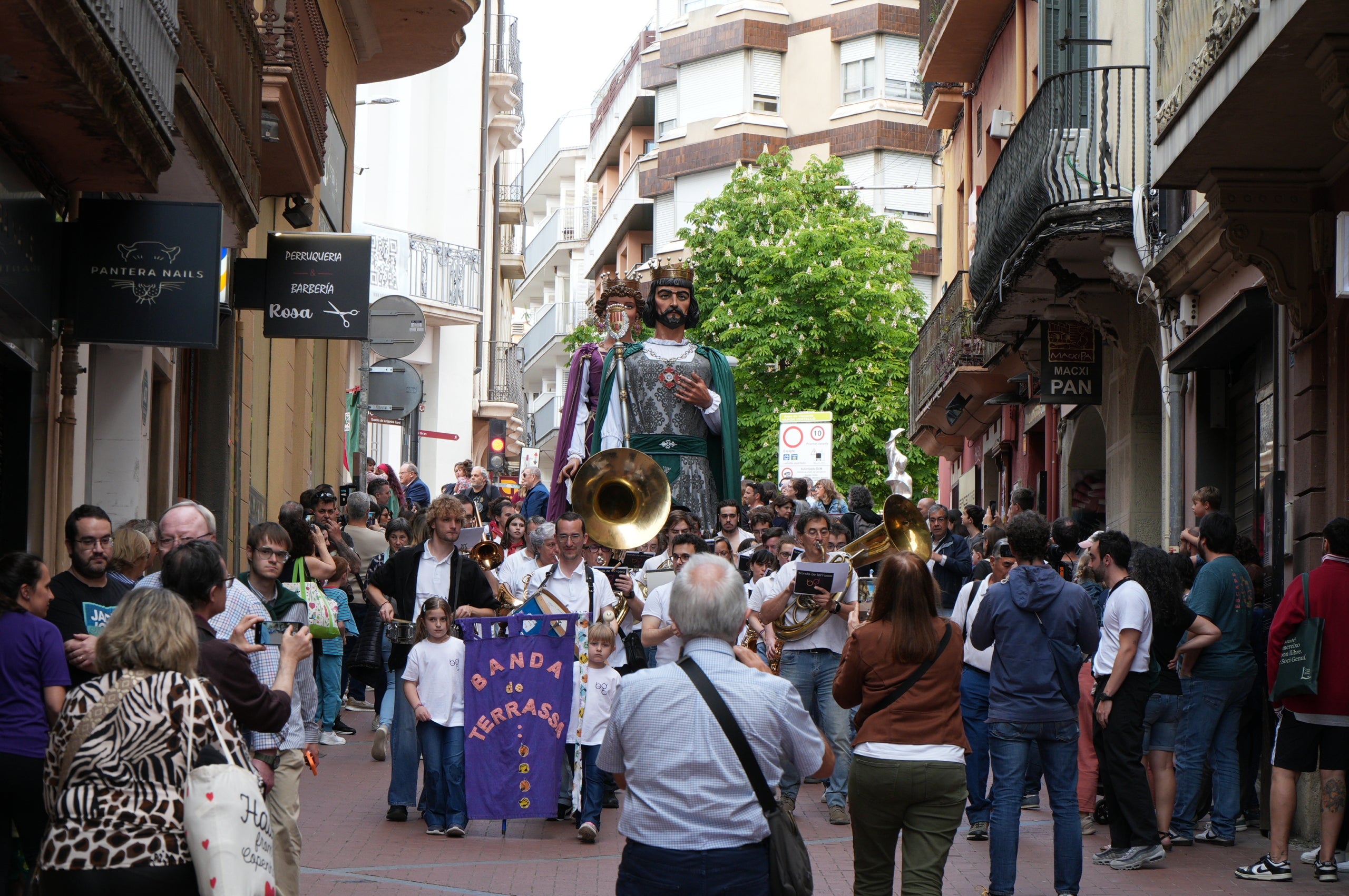 La Banda de Terrassa va celebrar aquest dissabte a la tarda els seus 25 anys d'existència amb una animada cercavila pel centre de la ciutat, en què anaven tocant música per als grups de cultura popular que els acompanyaven i ballaven: Geganters, Bastoners, Ministrils del Raval, Diables, Drac, La Pàjara, Gegants Bojos i Nans i Capgrossos. La comitiva va sortir de la plaça del Vapor Ventalló i va acabar al Raval de Montserrat, davant de l'Ajuntament, on els components de la banda van interpretar un concert final | Jan Romero