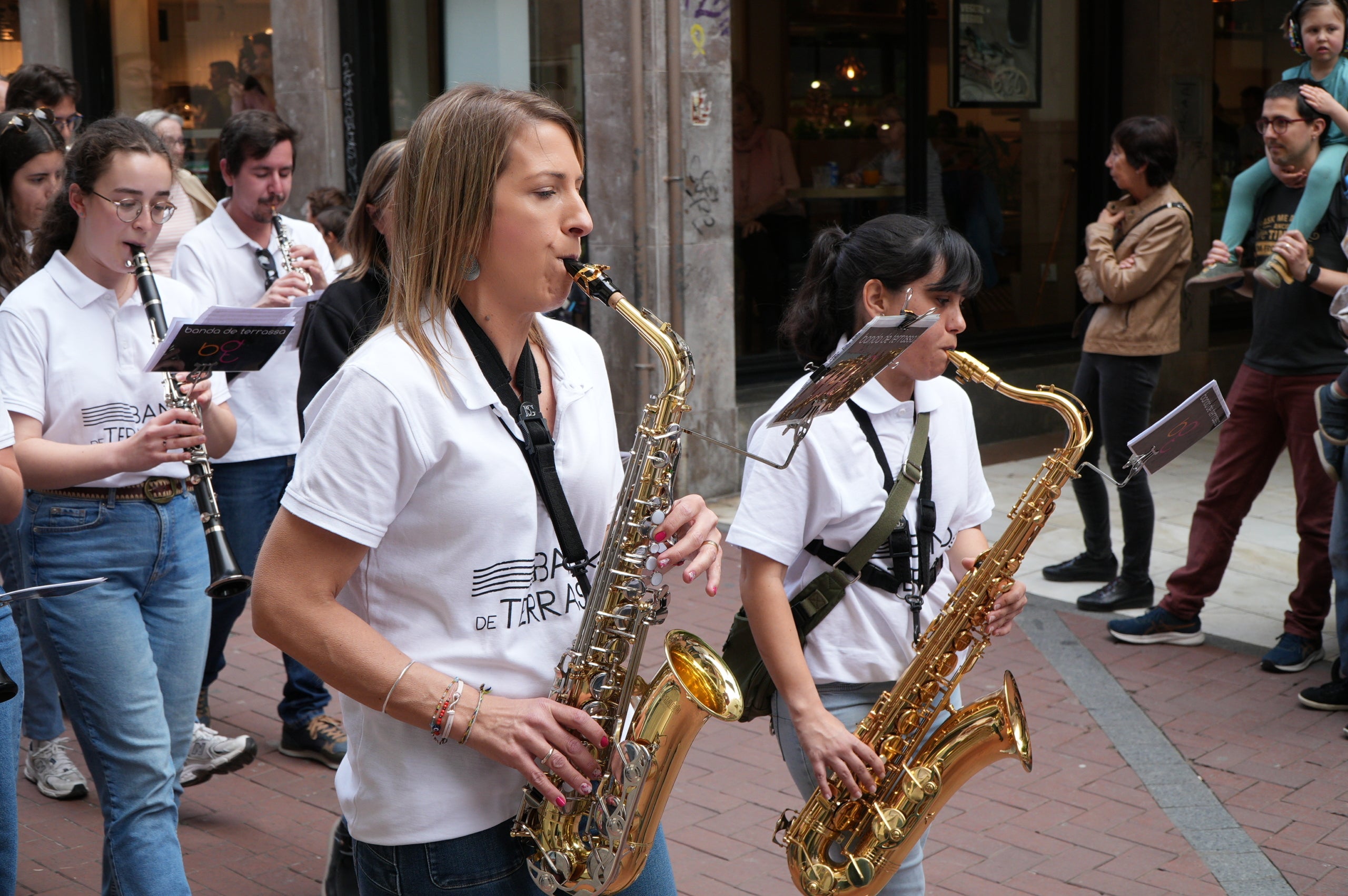 La Banda de Terrassa va celebrar aquest dissabte a la tarda els seus 25 anys d'existència amb una animada cercavila pel centre de la ciutat, en què anaven tocant música per als grups de cultura popular que els acompanyaven i ballaven: Geganters, Bastoners, Ministrils del Raval, Diables, Drac, La Pàjara, Gegants Bojos i Nans i Capgrossos. La comitiva va sortir de la plaça del Vapor Ventalló i va acabar al Raval de Montserrat, davant de l'Ajuntament, on els components de la banda van interpretar un concert final | Jan Romero