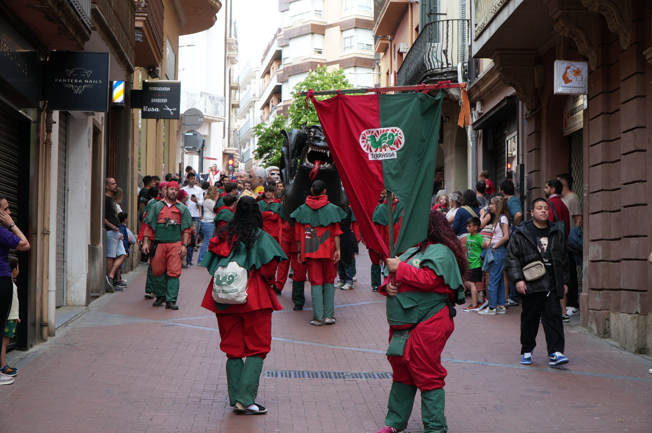 La Banda de Terrassa va celebrar aquest dissabte a la tarda els seus 25 anys d'existència amb una animada cercavila pel centre de la ciutat, en què anaven tocant música per als grups de cultura popular que els acompanyaven i ballaven: Geganters, Bastoners, Ministrils del Raval, Diables, Drac, La Pàjara, Gegants Bojos i Nans i Capgrossos. La comitiva va sortir de la plaça del Vapor Ventalló i va acabar al Raval de Montserrat, davant de l'Ajuntament, on els components de la banda van interpretar un concert final | Jan Romero