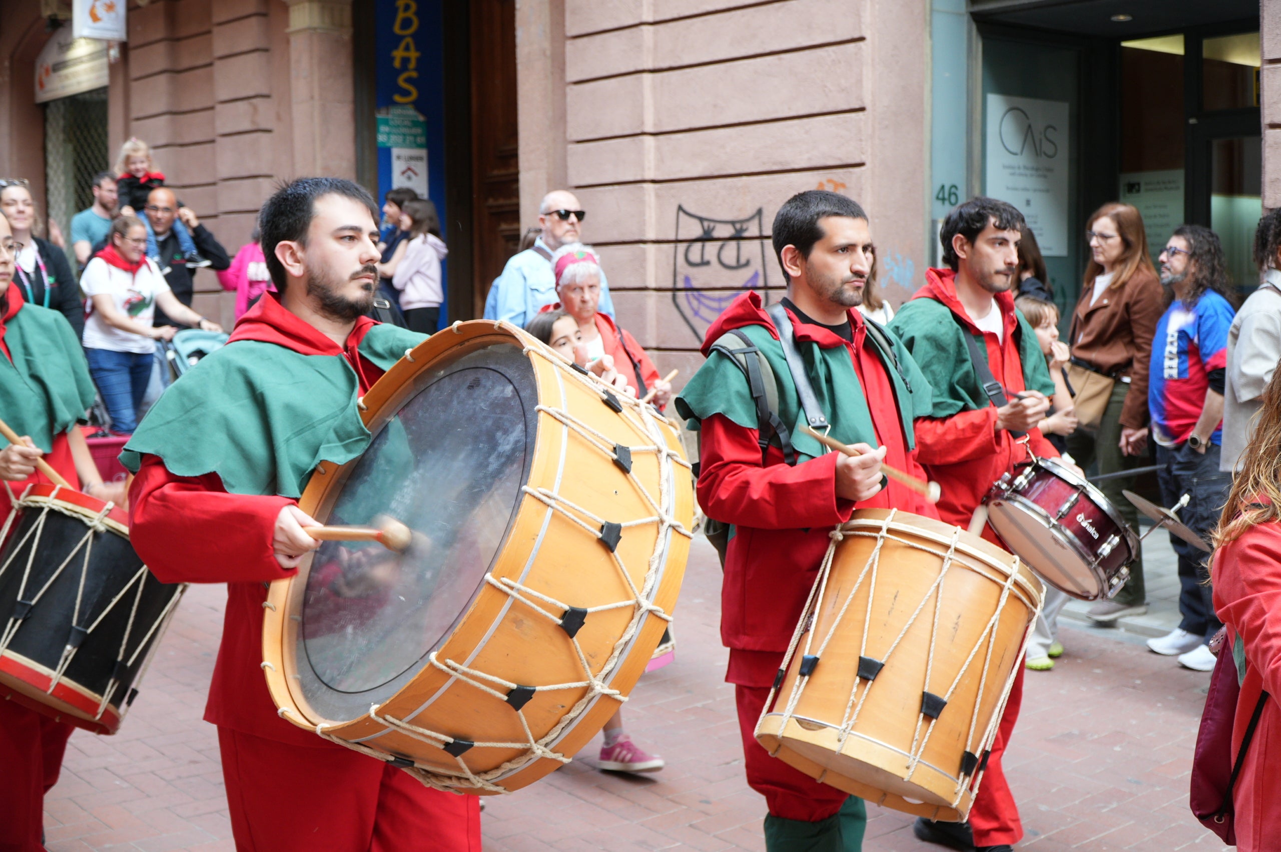 La Banda de Terrassa va celebrar aquest dissabte a la tarda els seus 25 anys d'existència amb una animada cercavila pel centre de la ciutat, en què anaven tocant música per als grups de cultura popular que els acompanyaven i ballaven: Geganters, Bastoners, Ministrils del Raval, Diables, Drac, La Pàjara, Gegants Bojos i Nans i Capgrossos. La comitiva va sortir de la plaça del Vapor Ventalló i va acabar al Raval de Montserrat, davant de l'Ajuntament, on els components de la banda van interpretar un concert final | Jan Romero