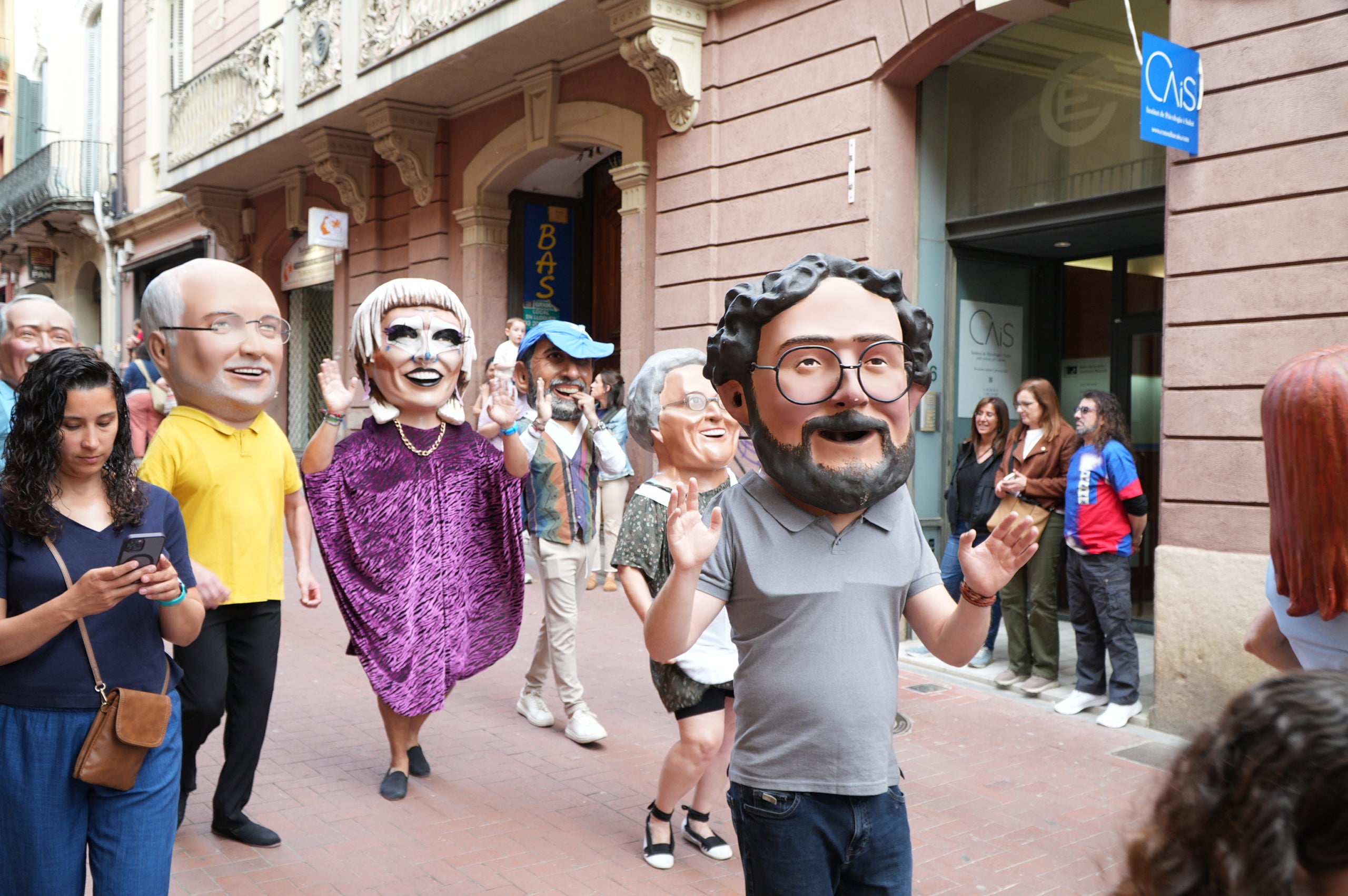 La Banda de Terrassa va celebrar aquest dissabte a la tarda els seus 25 anys d'existència amb una animada cercavila pel centre de la ciutat, en què anaven tocant música per als grups de cultura popular que els acompanyaven i ballaven: Geganters, Bastoners, Ministrils del Raval, Diables, Drac, La Pàjara, Gegants Bojos i Nans i Capgrossos. La comitiva va sortir de la plaça del Vapor Ventalló i va acabar al Raval de Montserrat, davant de l'Ajuntament, on els components de la banda van interpretar un concert final | Jan Romero