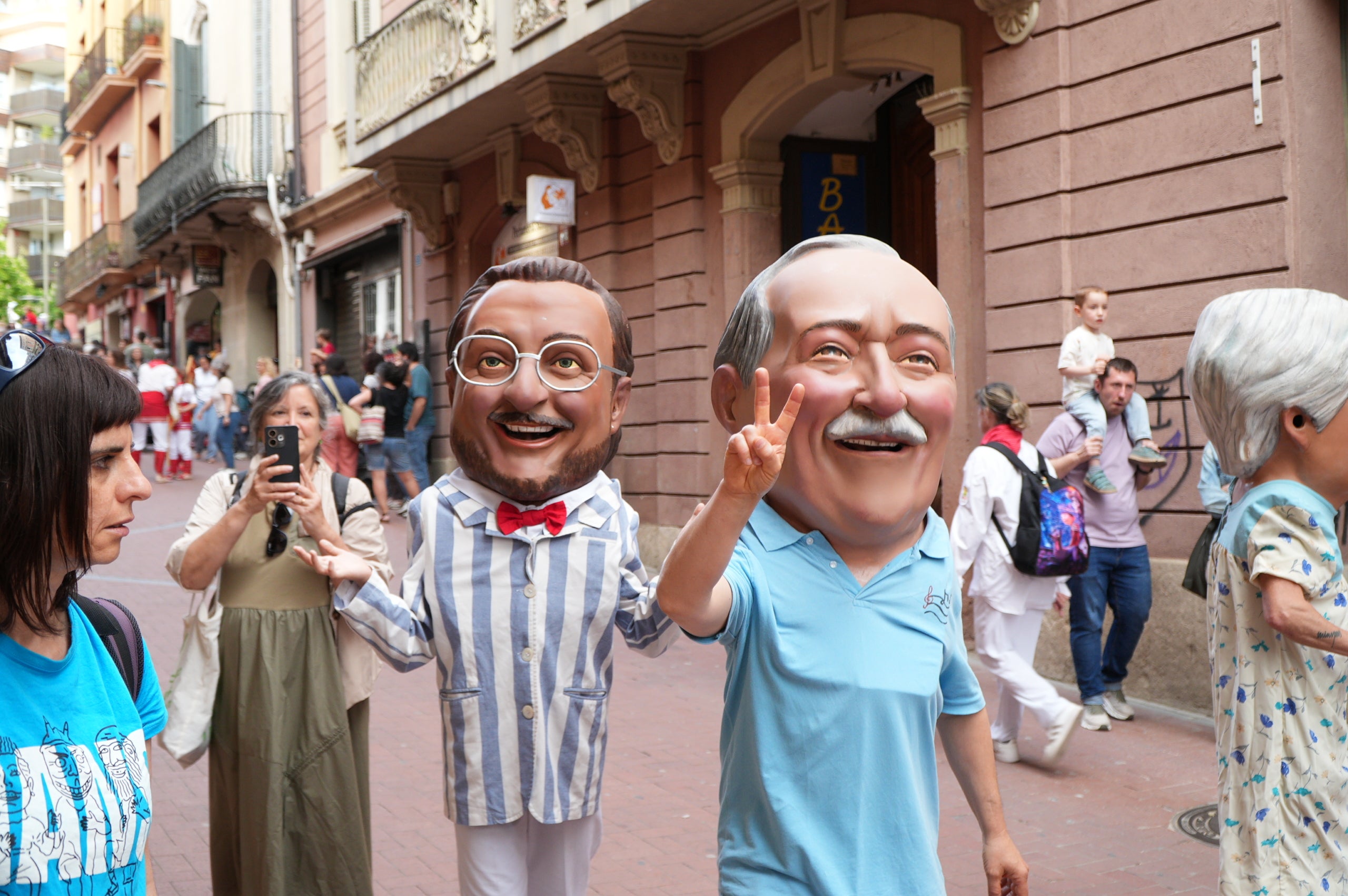 La Banda de Terrassa va celebrar aquest dissabte a la tarda els seus 25 anys d'existència amb una animada cercavila pel centre de la ciutat, en què anaven tocant música per als grups de cultura popular que els acompanyaven i ballaven: Geganters, Bastoners, Ministrils del Raval, Diables, Drac, La Pàjara, Gegants Bojos i Nans i Capgrossos. La comitiva va sortir de la plaça del Vapor Ventalló i va acabar al Raval de Montserrat, davant de l'Ajuntament, on els components de la banda van interpretar un concert final | Jan Romero