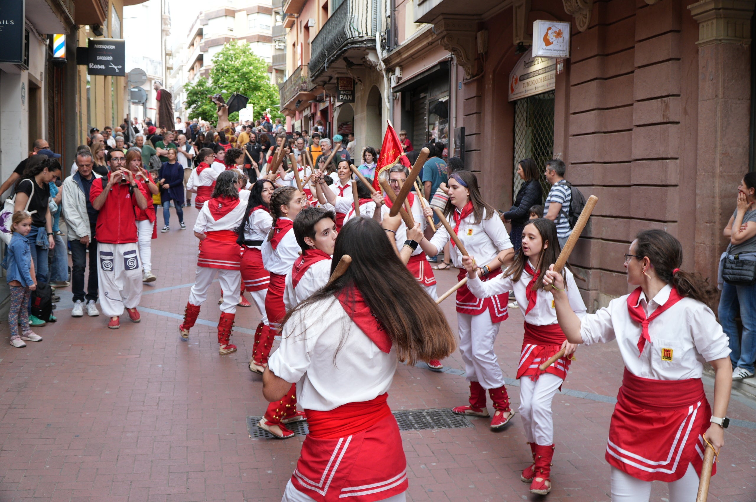 La Banda de Terrassa va celebrar aquest dissabte a la tarda els seus 25 anys d'existència amb una animada cercavila pel centre de la ciutat, en què anaven tocant música per als grups de cultura popular que els acompanyaven i ballaven: Geganters, Bastoners, Ministrils del Raval, Diables, Drac, La Pàjara, Gegants Bojos i Nans i Capgrossos. La comitiva va sortir de la plaça del Vapor Ventalló i va acabar al Raval de Montserrat, davant de l'Ajuntament, on els components de la banda van interpretar un concert final | Jan Romero