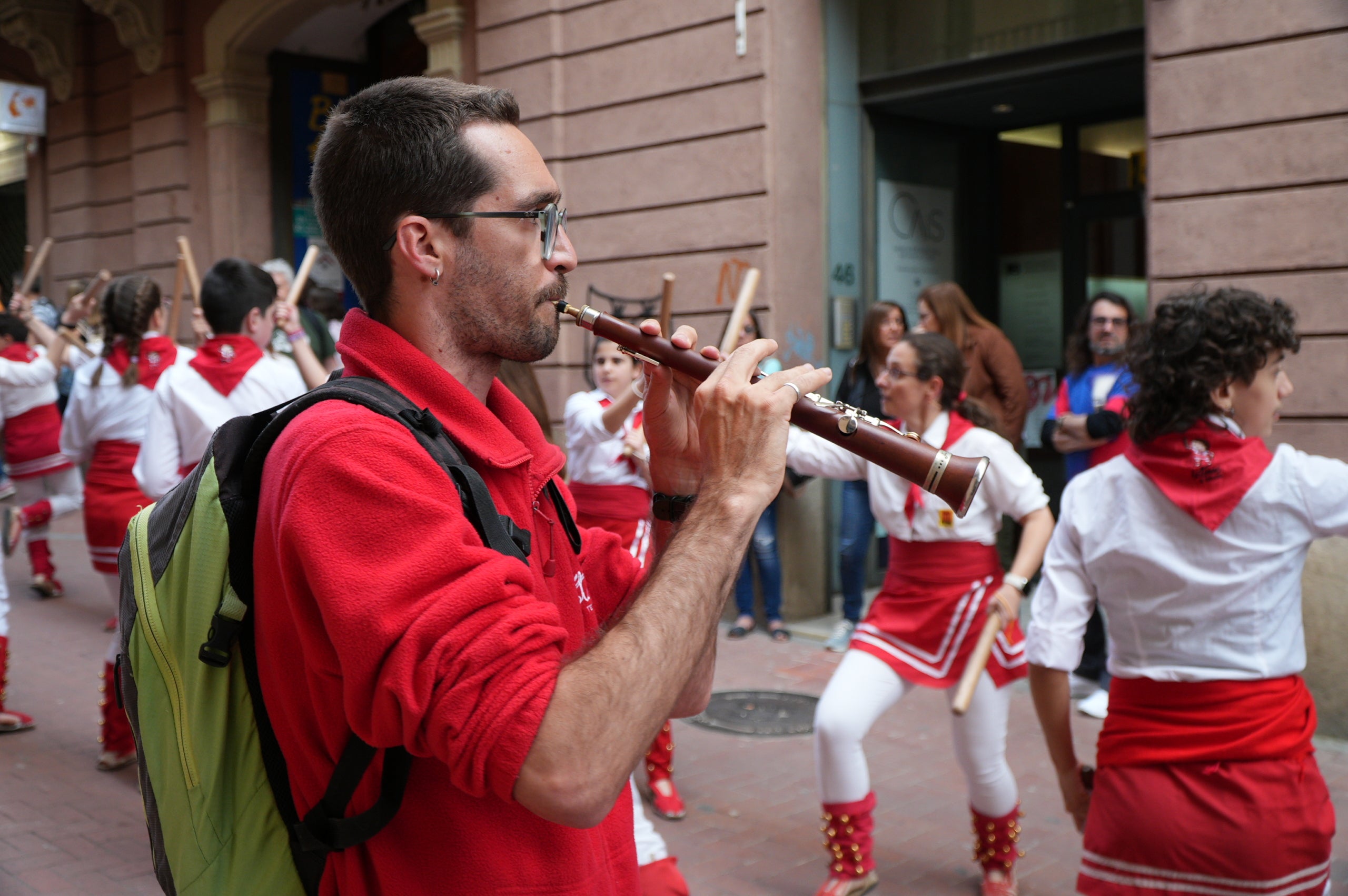 La Banda de Terrassa va celebrar aquest dissabte a la tarda els seus 25 anys d'existència amb una animada cercavila pel centre de la ciutat, en què anaven tocant música per als grups de cultura popular que els acompanyaven i ballaven: Geganters, Bastoners, Ministrils del Raval, Diables, Drac, La Pàjara, Gegants Bojos i Nans i Capgrossos. La comitiva va sortir de la plaça del Vapor Ventalló i va acabar al Raval de Montserrat, davant de l'Ajuntament, on els components de la banda van interpretar un concert final | Jan Romero