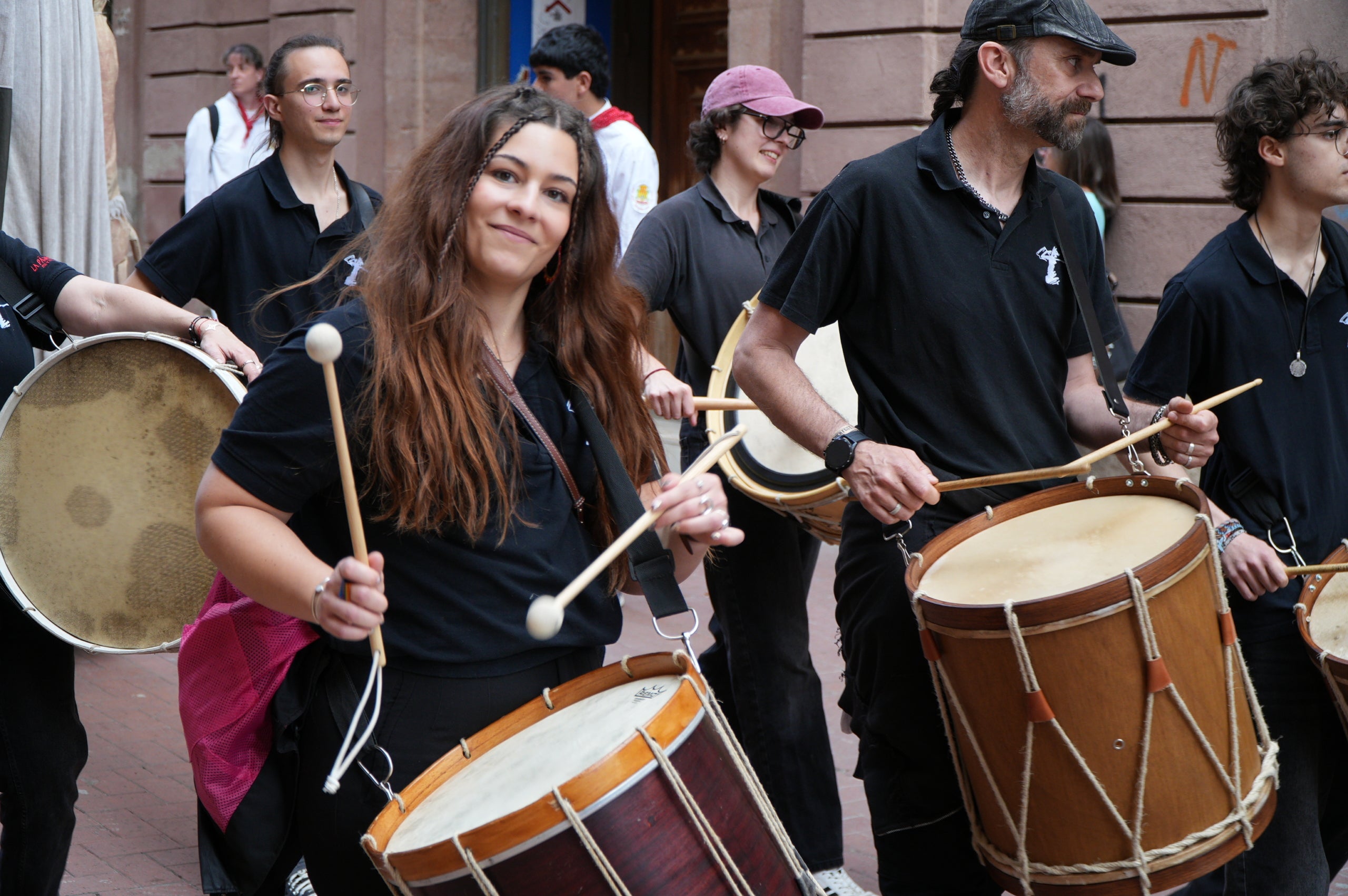 La Banda de Terrassa va celebrar aquest dissabte a la tarda els seus 25 anys d'existència amb una animada cercavila pel centre de la ciutat, en què anaven tocant música per als grups de cultura popular que els acompanyaven i ballaven: Geganters, Bastoners, Ministrils del Raval, Diables, Drac, La Pàjara, Gegants Bojos i Nans i Capgrossos. La comitiva va sortir de la plaça del Vapor Ventalló i va acabar al Raval de Montserrat, davant de l'Ajuntament, on els components de la banda van interpretar un concert final | Jan Romero