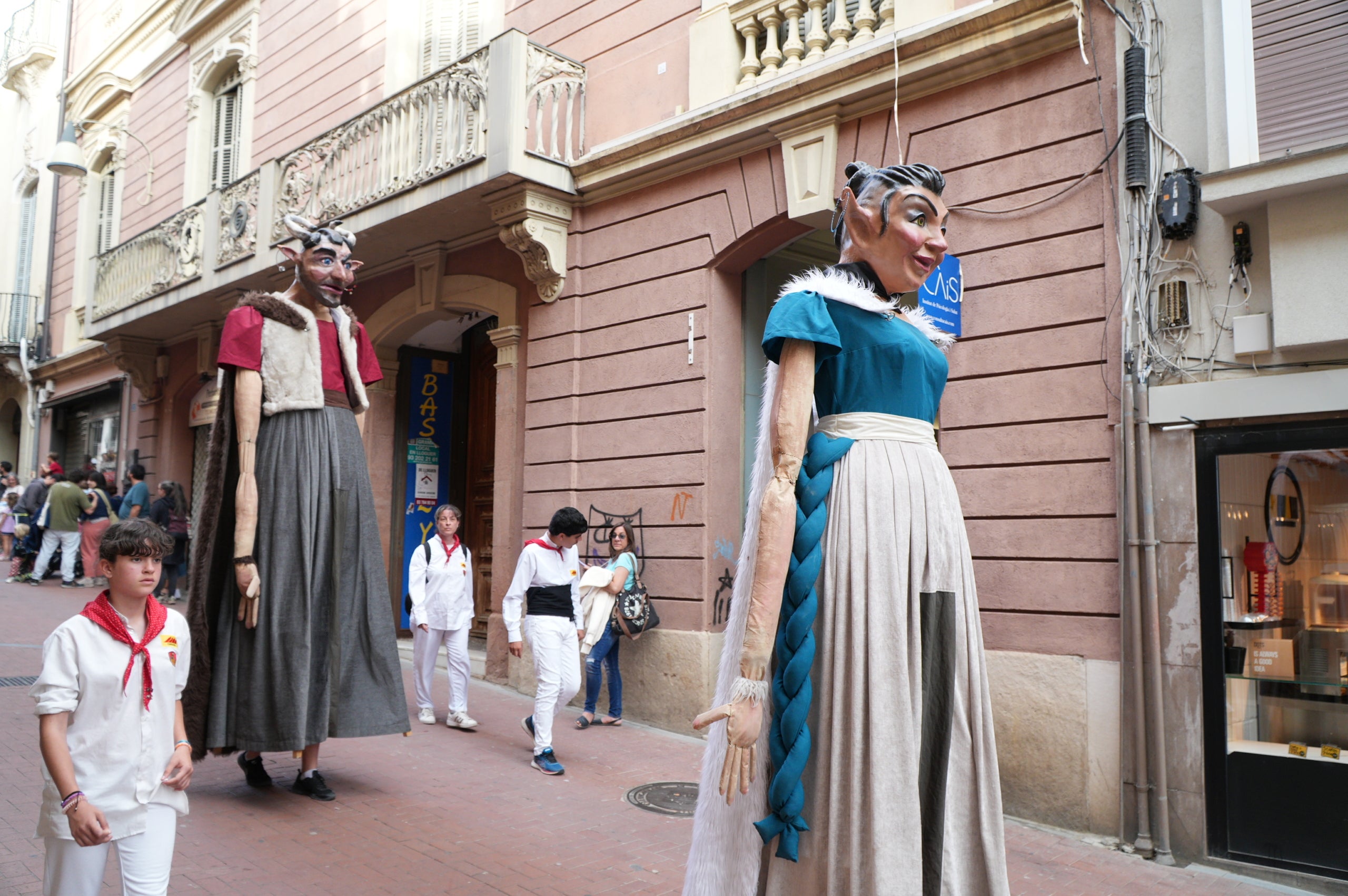 La Banda de Terrassa va celebrar aquest dissabte a la tarda els seus 25 anys d'existència amb una animada cercavila pel centre de la ciutat, en què anaven tocant música per als grups de cultura popular que els acompanyaven i ballaven: Geganters, Bastoners, Ministrils del Raval, Diables, Drac, La Pàjara, Gegants Bojos i Nans i Capgrossos. La comitiva va sortir de la plaça del Vapor Ventalló i va acabar al Raval de Montserrat, davant de l'Ajuntament, on els components de la banda van interpretar un concert final | Jan Romero