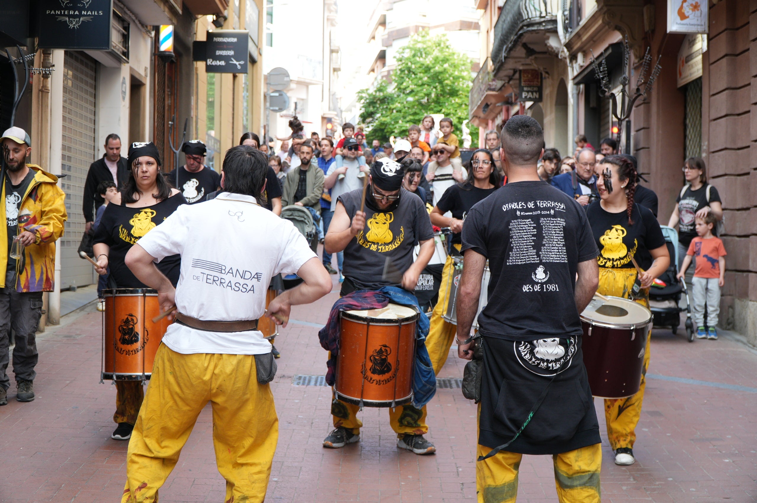 La Banda de Terrassa va celebrar aquest dissabte a la tarda els seus 25 anys d'existència amb una animada cercavila pel centre de la ciutat, en què anaven tocant música per als grups de cultura popular que els acompanyaven i ballaven: Geganters, Bastoners, Ministrils del Raval, Diables, Drac, La Pàjara, Gegants Bojos i Nans i Capgrossos. La comitiva va sortir de la plaça del Vapor Ventalló i va acabar al Raval de Montserrat, davant de l'Ajuntament, on els components de la banda van interpretar un concert final | Jan Romero