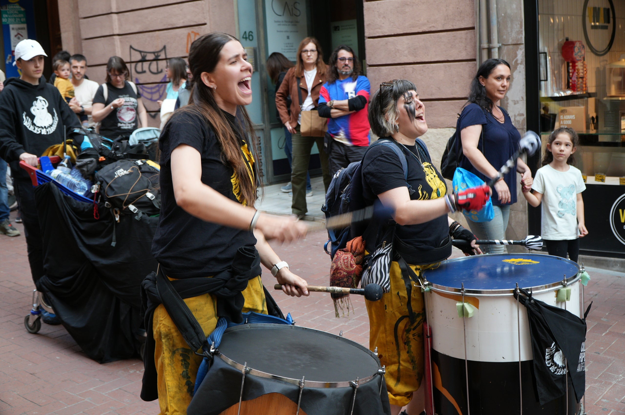 La Banda de Terrassa va celebrar aquest dissabte a la tarda els seus 25 anys d'existència amb una animada cercavila pel centre de la ciutat, en què anaven tocant música per als grups de cultura popular que els acompanyaven i ballaven: Geganters, Bastoners, Ministrils del Raval, Diables, Drac, La Pàjara, Gegants Bojos i Nans i Capgrossos. La comitiva va sortir de la plaça del Vapor Ventalló i va acabar al Raval de Montserrat, davant de l'Ajuntament, on els components de la banda van interpretar un concert final | Jan Romero