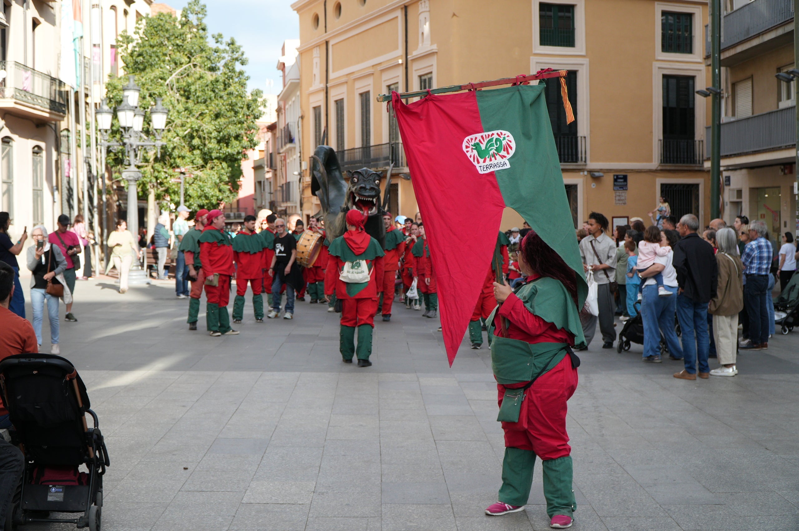 La Banda de Terrassa va celebrar aquest dissabte a la tarda els seus 25 anys d'existència amb una animada cercavila pel centre de la ciutat, en què anaven tocant música per als grups de cultura popular que els acompanyaven i ballaven: Geganters, Bastoners, Ministrils del Raval, Diables, Drac, La Pàjara, Gegants Bojos i Nans i Capgrossos. La comitiva va sortir de la plaça del Vapor Ventalló i va acabar al Raval de Montserrat, davant de l'Ajuntament, on els components de la banda van interpretar un concert final | Jan Romero