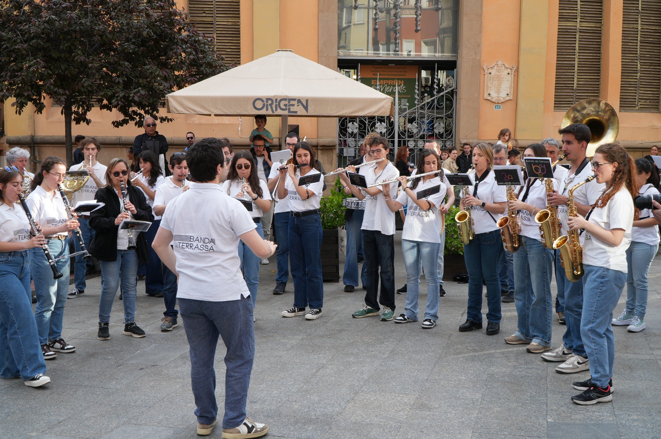 La Banda de Terrassa va celebrar aquest dissabte a la tarda els seus 25 anys d'existència amb una animada cercavila pel centre de la ciutat, en què anaven tocant música per als grups de cultura popular que els acompanyaven i ballaven: Geganters, Bastoners, Ministrils del Raval, Diables, Drac, La Pàjara, Gegants Bojos i Nans i Capgrossos. La comitiva va sortir de la plaça del Vapor Ventalló i va acabar al Raval de Montserrat, davant de l'Ajuntament, on els components de la banda van interpretar un concert final | Jan Romero