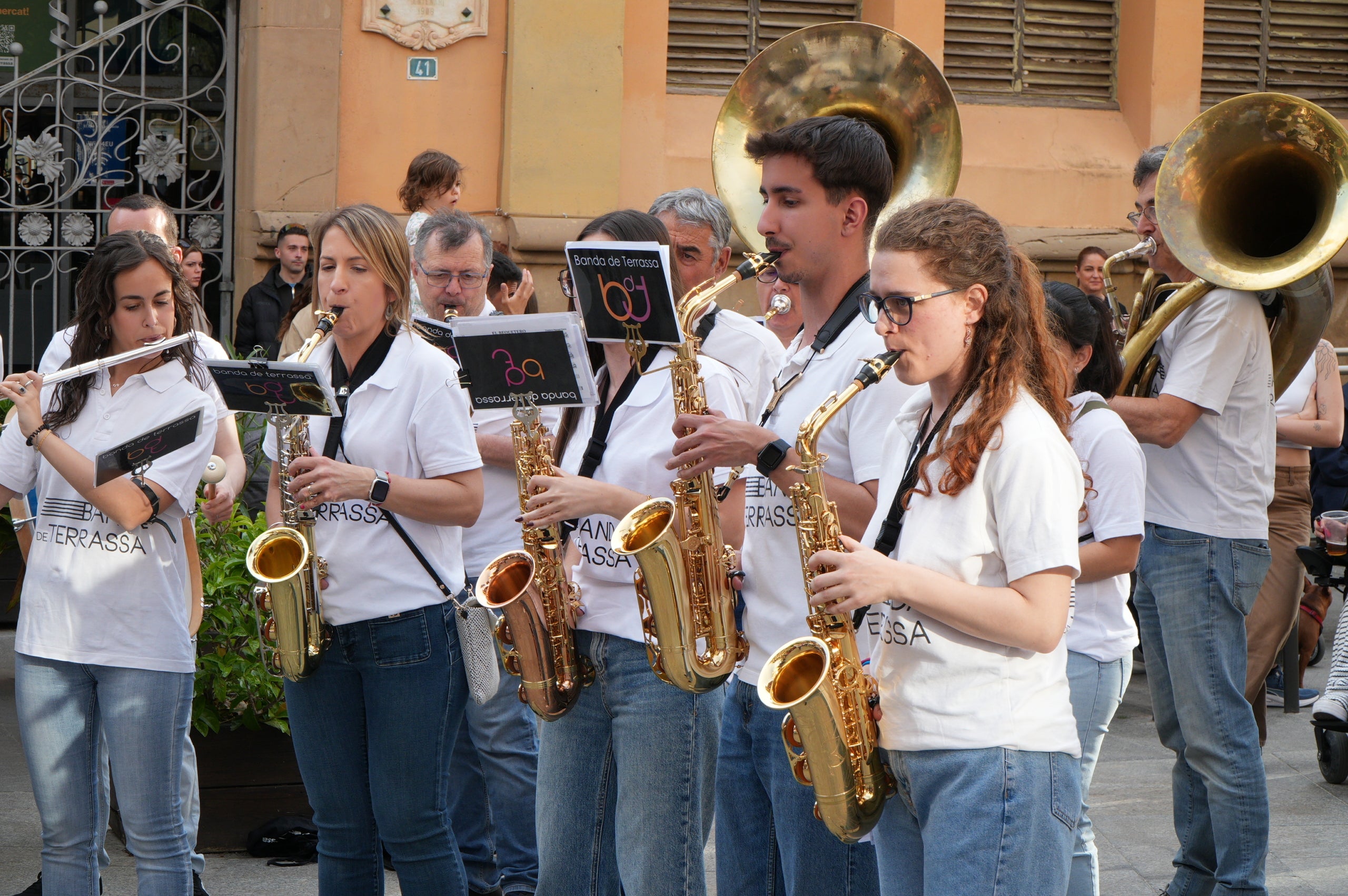 La Banda de Terrassa va celebrar aquest dissabte a la tarda els seus 25 anys d'existència amb una animada cercavila pel centre de la ciutat, en què anaven tocant música per als grups de cultura popular que els acompanyaven i ballaven: Geganters, Bastoners, Ministrils del Raval, Diables, Drac, La Pàjara, Gegants Bojos i Nans i Capgrossos. La comitiva va sortir de la plaça del Vapor Ventalló i va acabar al Raval de Montserrat, davant de l'Ajuntament, on els components de la banda van interpretar un concert final | Jan Romero