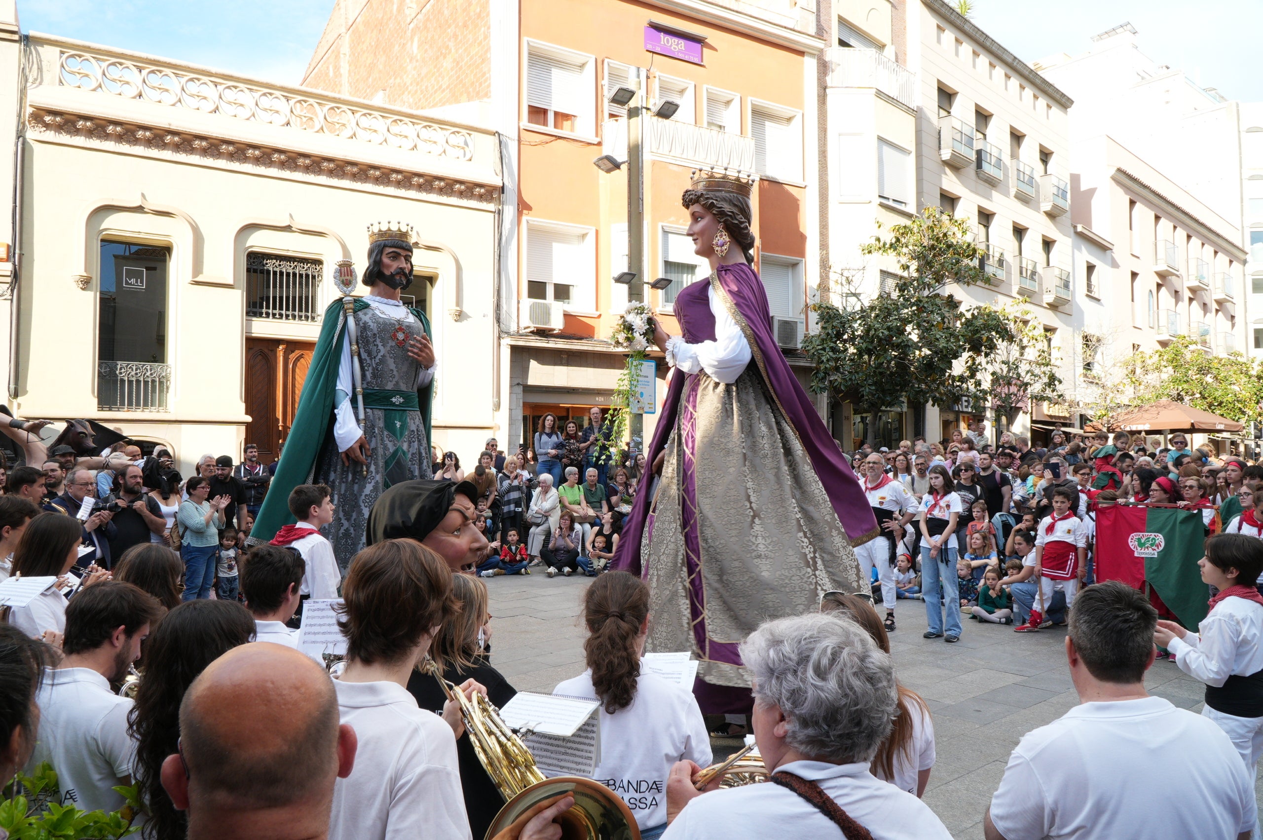 La Banda de Terrassa va celebrar aquest dissabte a la tarda els seus 25 anys d'existència amb una animada cercavila pel centre de la ciutat, en què anaven tocant música per als grups de cultura popular que els acompanyaven i ballaven: Geganters, Bastoners, Ministrils del Raval, Diables, Drac, La Pàjara, Gegants Bojos i Nans i Capgrossos. La comitiva va sortir de la plaça del Vapor Ventalló i va acabar al Raval de Montserrat, davant de l'Ajuntament, on els components de la banda van interpretar un concert final | Jan Romero