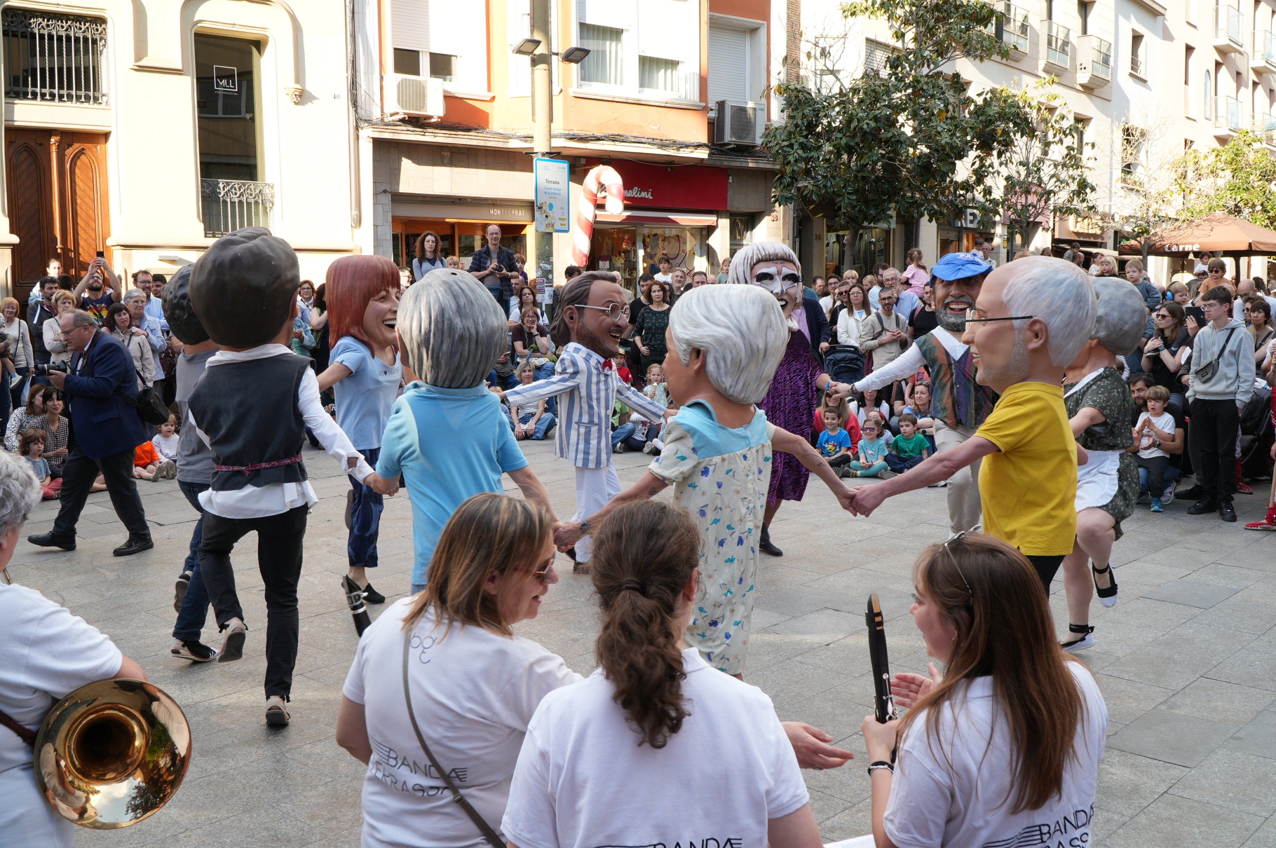 La Banda de Terrassa va celebrar aquest dissabte a la tarda els seus 25 anys d'existència amb una animada cercavila pel centre de la ciutat, en què anaven tocant música per als grups de cultura popular que els acompanyaven i ballaven: Geganters, Bastoners, Ministrils del Raval, Diables, Drac, La Pàjara, Gegants Bojos i Nans i Capgrossos. La comitiva va sortir de la plaça del Vapor Ventalló i va acabar al Raval de Montserrat, davant de l'Ajuntament, on els components de la banda van interpretar un concert final | Jan Romero