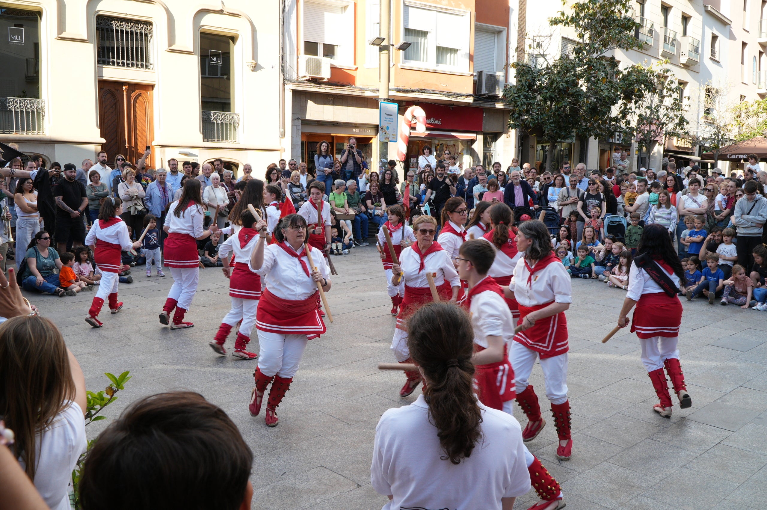 La Banda de Terrassa va celebrar aquest dissabte a la tarda els seus 25 anys d'existència amb una animada cercavila pel centre de la ciutat, en què anaven tocant música per als grups de cultura popular que els acompanyaven i ballaven: Geganters, Bastoners, Ministrils del Raval, Diables, Drac, La Pàjara, Gegants Bojos i Nans i Capgrossos. La comitiva va sortir de la plaça del Vapor Ventalló i va acabar al Raval de Montserrat, davant de l'Ajuntament, on els components de la banda van interpretar un concert final | Jan Romero