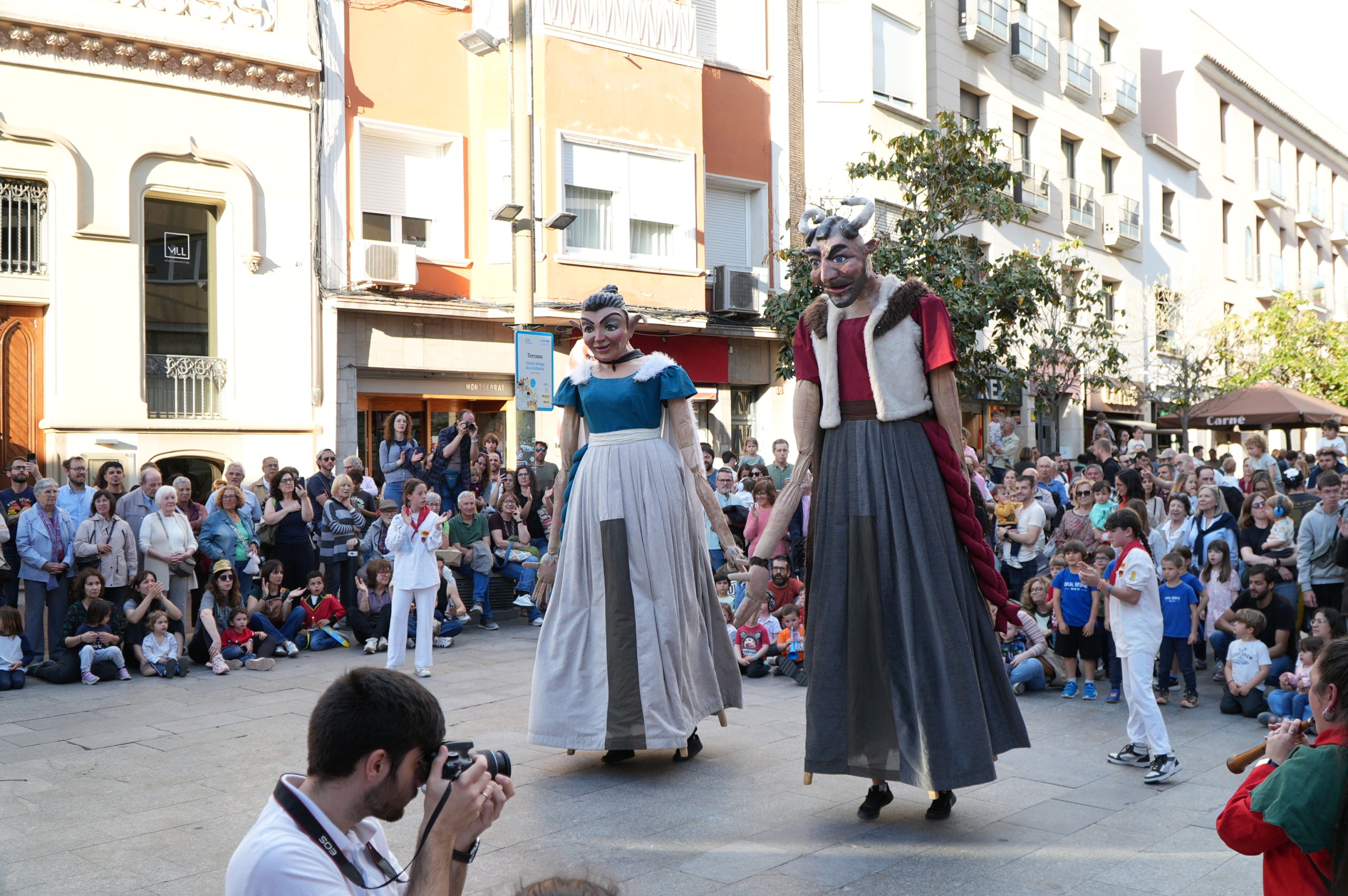 La Banda de Terrassa va celebrar aquest dissabte a la tarda els seus 25 anys d'existència amb una animada cercavila pel centre de la ciutat, en què anaven tocant música per als grups de cultura popular que els acompanyaven i ballaven: Geganters, Bastoners, Ministrils del Raval, Diables, Drac, La Pàjara, Gegants Bojos i Nans i Capgrossos. La comitiva va sortir de la plaça del Vapor Ventalló i va acabar al Raval de Montserrat, davant de l'Ajuntament, on els components de la banda van interpretar un concert final | Jan Romero