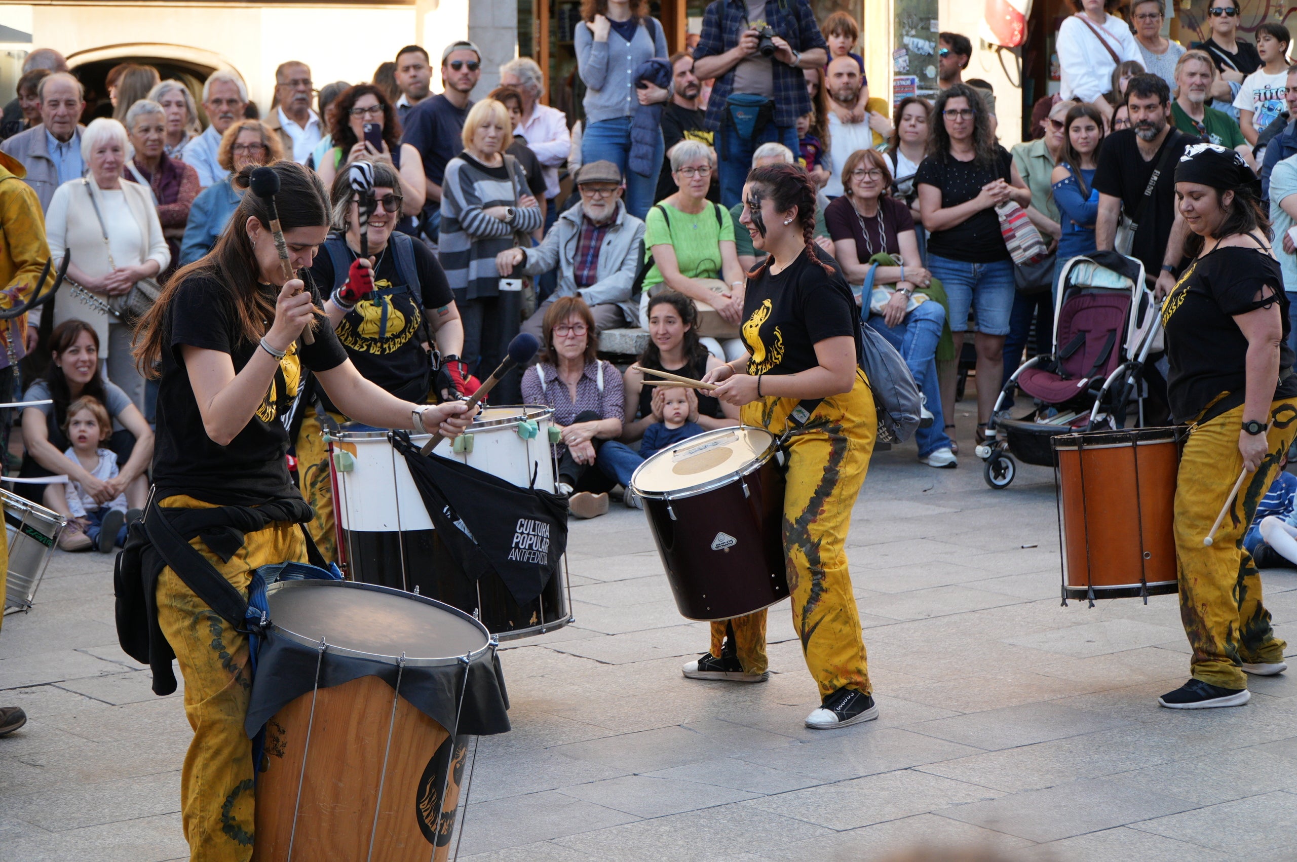 La Banda de Terrassa va celebrar aquest dissabte a la tarda els seus 25 anys d'existència amb una animada cercavila pel centre de la ciutat, en què anaven tocant música per als grups de cultura popular que els acompanyaven i ballaven: Geganters, Bastoners, Ministrils del Raval, Diables, Drac, La Pàjara, Gegants Bojos i Nans i Capgrossos. La comitiva va sortir de la plaça del Vapor Ventalló i va acabar al Raval de Montserrat, davant de l'Ajuntament, on els components de la banda van interpretar un concert final | Jan Romero
