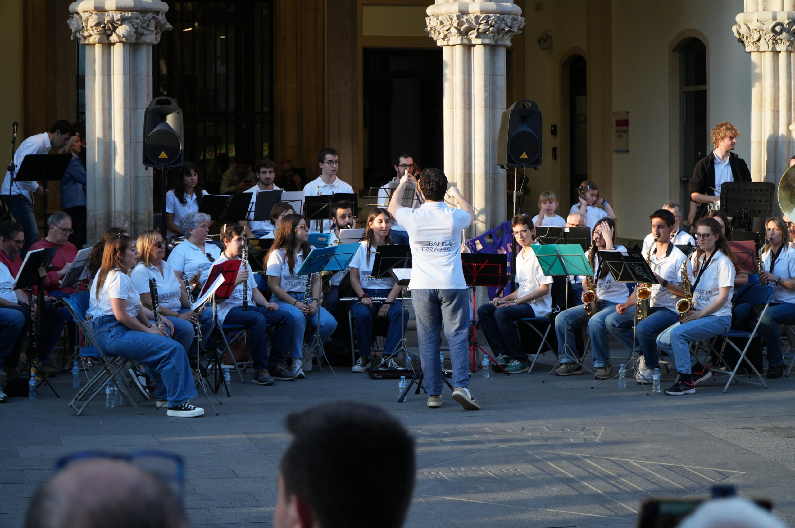La Banda de Terrassa va celebrar aquest dissabte a la tarda els seus 25 anys d'existència amb una animada cercavila pel centre de la ciutat, en què anaven tocant música per als grups de cultura popular que els acompanyaven i ballaven: Geganters, Bastoners, Ministrils del Raval, Diables, Drac, La Pàjara, Gegants Bojos i Nans i Capgrossos. La comitiva va sortir de la plaça del Vapor Ventalló i va acabar al Raval de Montserrat, davant de l'Ajuntament, on els components de la banda van interpretar un concert final | Jan Romero