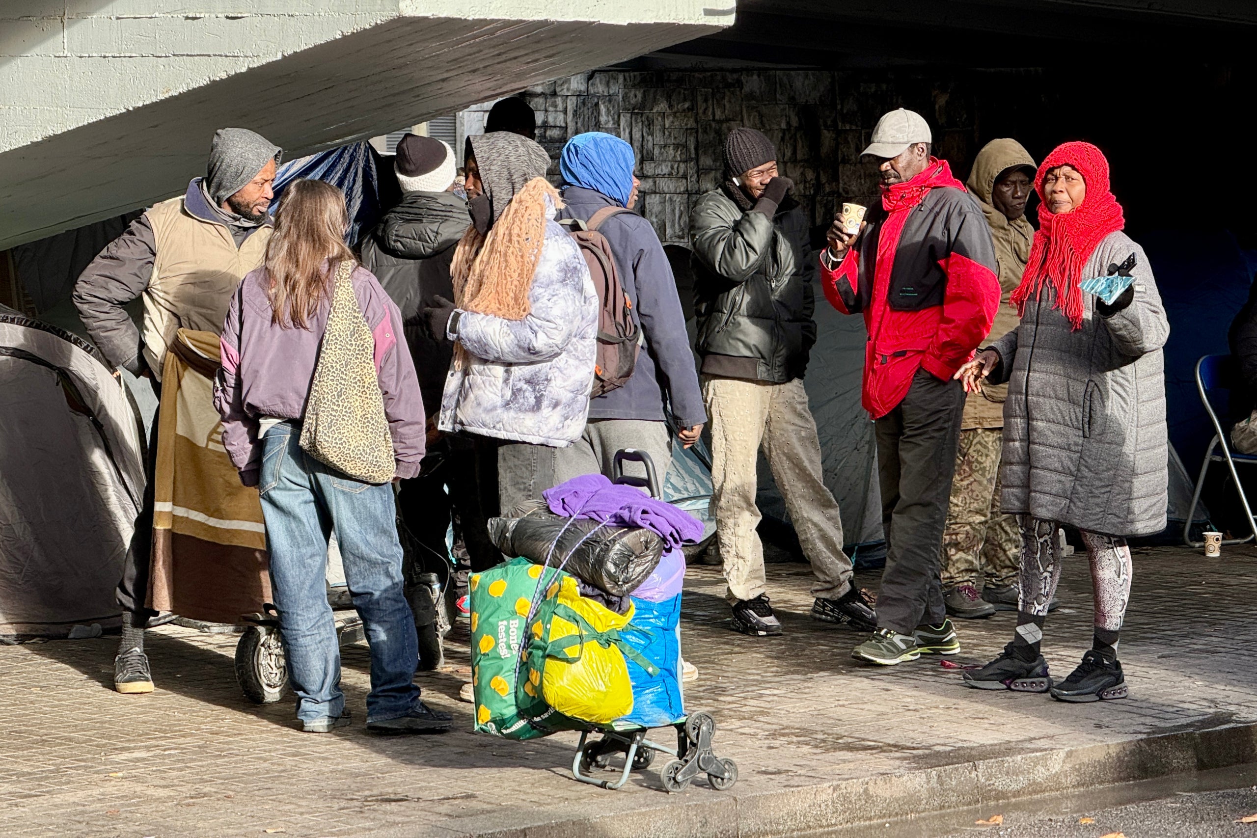 Un grup dels desallotjats de l'institut B9 de Badalona que es van reagrupar sota el pont de la C-31, el passat 24 de desembre | Jordi Pujolar/ACN