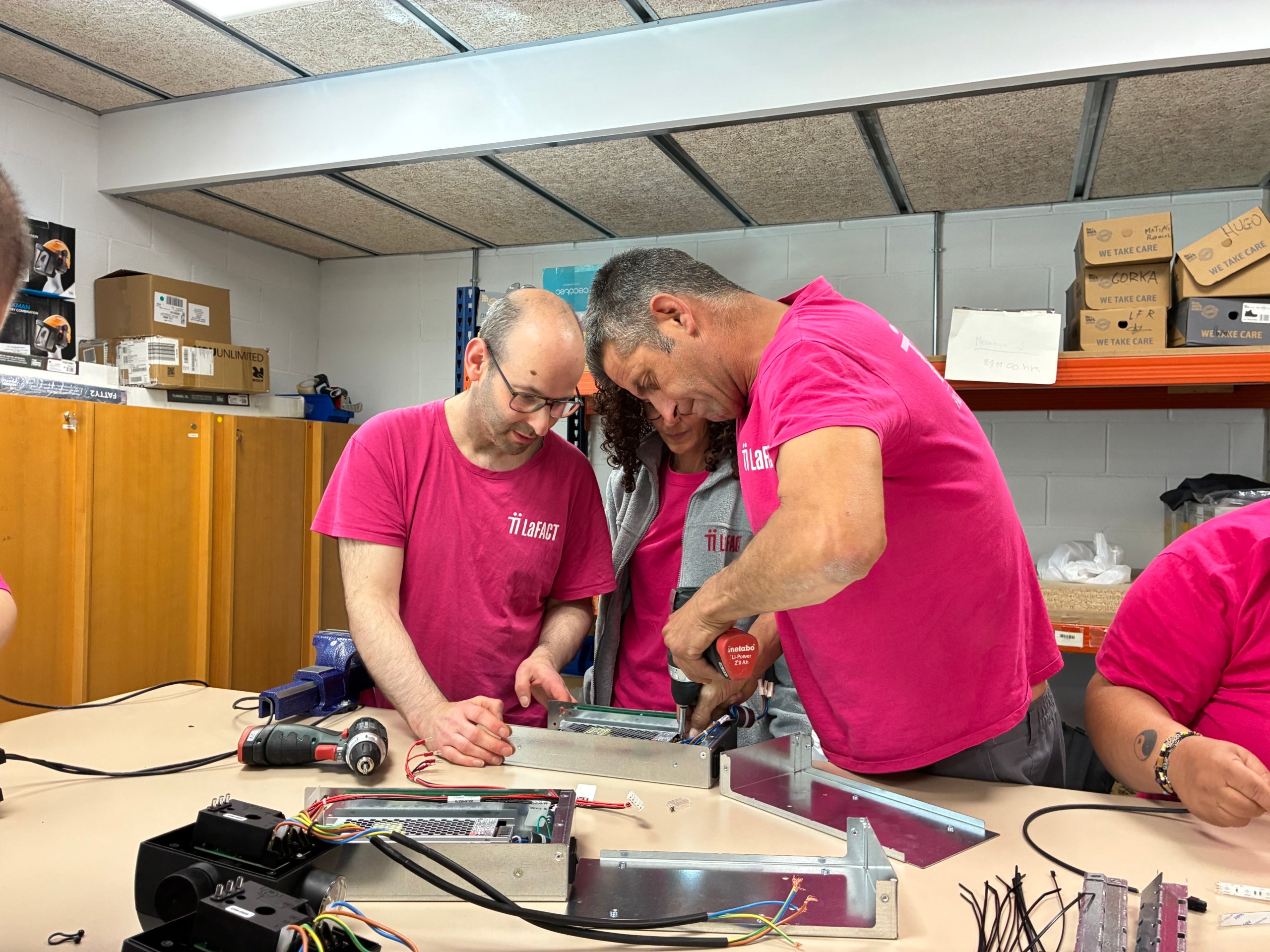 Una mostra dels processos de muntatge mecànic i electrònic en què s'han format l'últim any una trentena de treballadors de LaFACT social de Terrassa | Vicenç Batalla