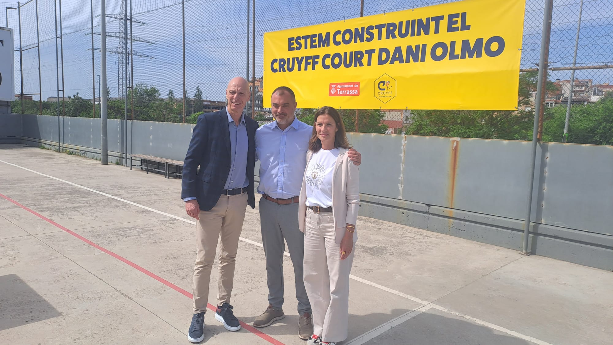 Miquel Olmo, pare de Dani Olmo, Pati Roura; directora de la Fundació Cruyff; i Jordi Ballart; alcalde de Terrassa, a la presentació del nou camp Cruyff Court a Terrassa | Oriol Manrique
