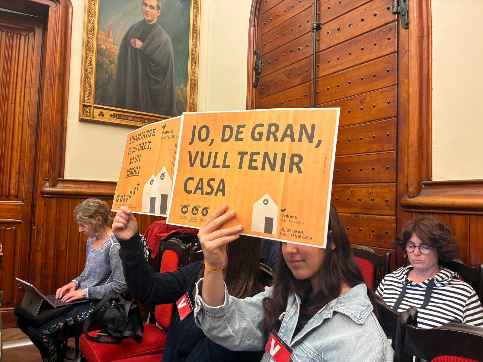 Alumnes de l'Escola Vedruna Vall critiquen la situació de l'habitatge a Terrassa en el Ple Municipal | Vicenç Batalla