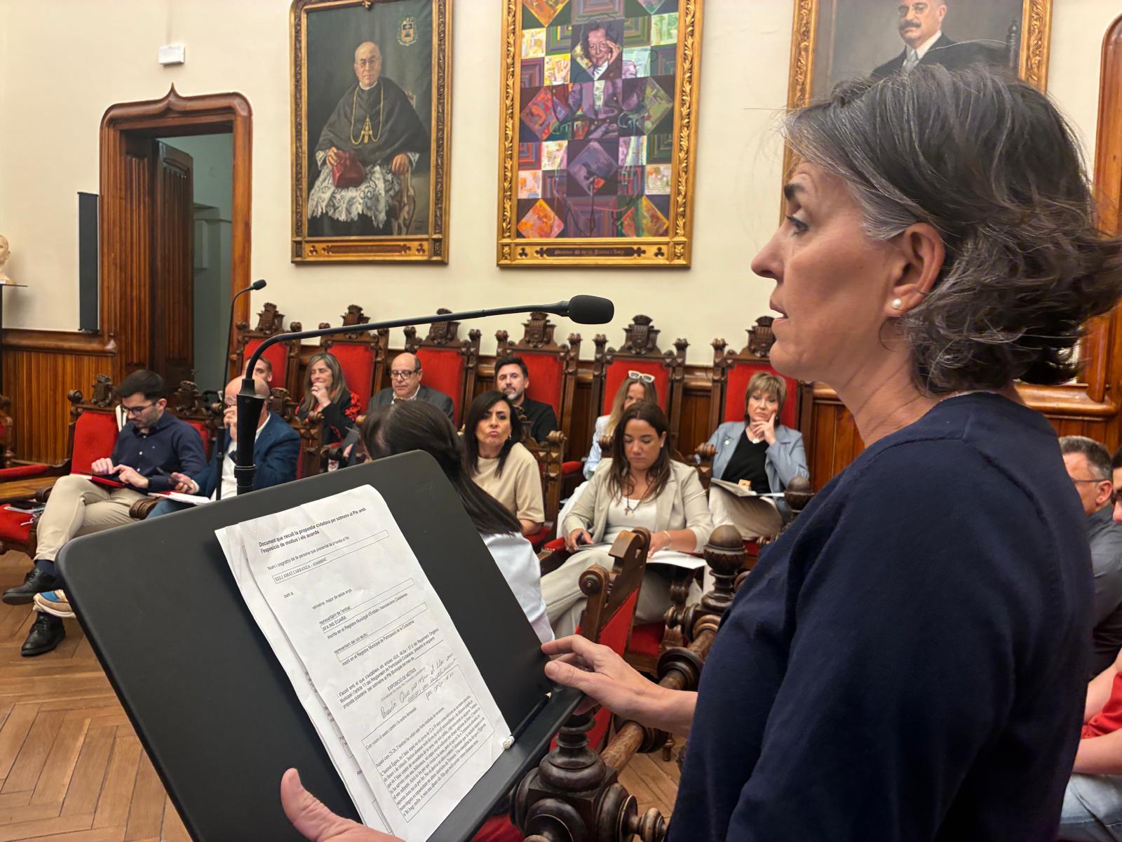 Mon Busquets, directora de l'institut Ègara, en el Ple Municipal de Terrassa | Vicenç Batalla
