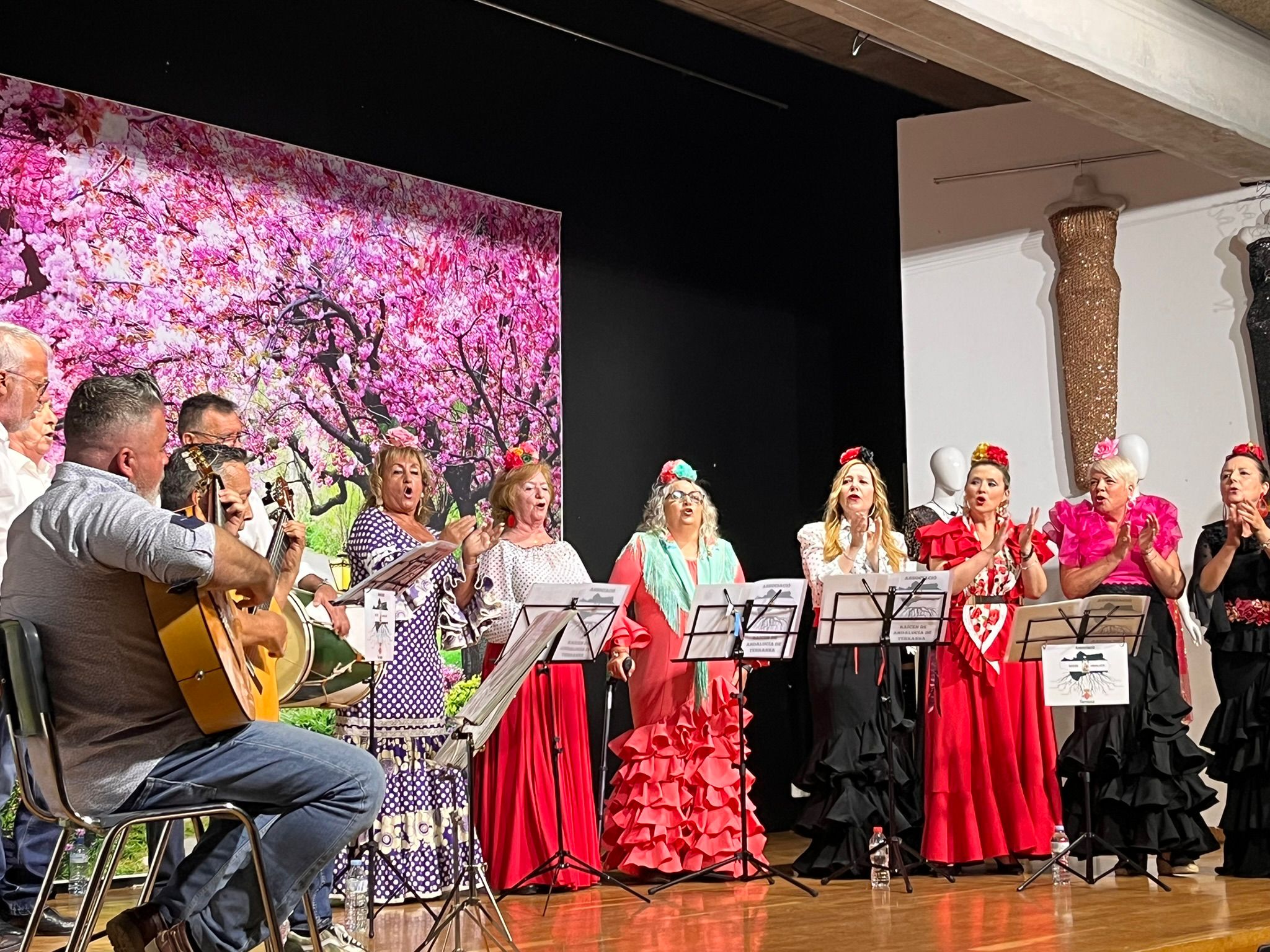 Can Palet va viure aquest dissabte passat al centre cívic Alcalde Morera la seva tercera Desfilada de Models, amb dones de totes les edats, dels deu als vuitanta anys, portant roba de les botigues del barri. Van ser una quinzena, amb tres passis i conjunts diferents cada vegada, i entre les quals hi havia fins i tot la regidora del Districte 3, Montserrat Alba. En aquesta ocasió, es tractava de la moda primavera-estiu. Com a mestra de cerimònies, oficiava la vicepresidenta de Comerç Can Palet, Olivia Ferre, i la roba provenia de Merceria Nati i Desitjos Lisis. Per a la preparació, es disposava de l'equip de la maquilladora Pilar Mirelles i Kassandra Perruquers i els maniquins de Bazar La Isla. Entre passi i passi, va actuar el grup de cançó popular de l'Associació Raíces de Andalucía | Eva Cañas/Pilar Miralles