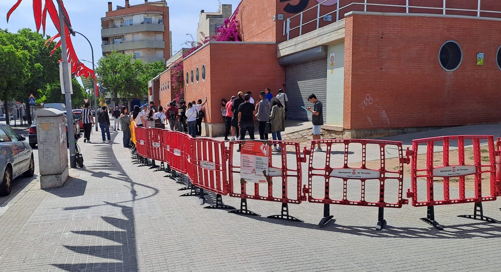 Cues al Centre Cívic Francesc Macià pel procés de regularització d'immigrants a Terrassa | Oriol Manrique
