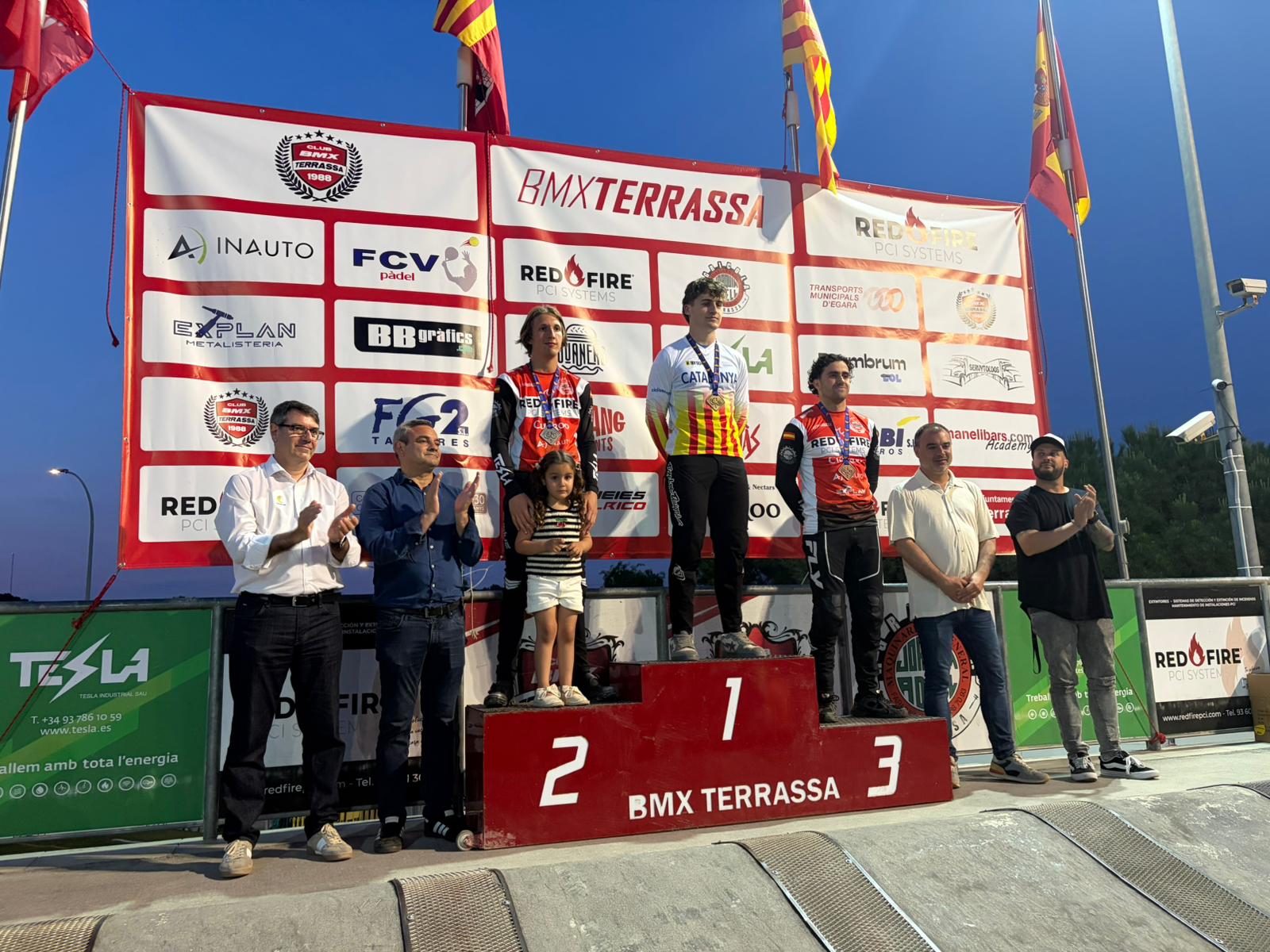 Més de 200 riders van participar en la Copa de Catalunya BMX 2026 que va tenir lloc aquest dissabte al circuit del BMX Terrassa. Al nivell competitiu i bona afluència de públic per veure un dels grans esdeveniments del BMX català. La prova tenia la peculiaritat de ser nocturna, amb tres mànigues classificatòries, semifinals en les categories amb més participació i finals. Àmplia representació terrassenca amb 74 riders que van disset podis, a més del guardó a millor escola de la jornada.
