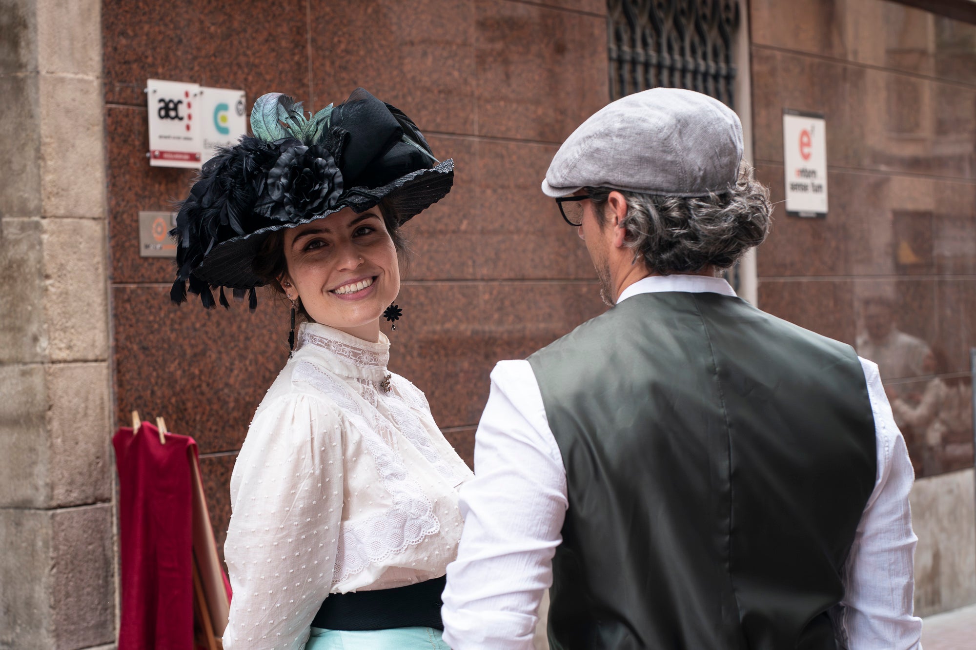 Partint de la Casa Alegre de Sagrera i el plafó al·legòric de figures femenines d'Alexandre de Riquer -el protagonista de la XXIII Fira Modernista de Terrassa-, aquesta és la passejada fotogràfica de dissabte al matí. Durant el recorregut, ens creuem amb públic vestit d'època, inclosos regidors i regidores, la Gran Fira dels Invents del Passeig Comte d'Ègara, l'exposició 'El llegat Riquer' al Castell Cartoixa de Vallparadís, la música del Pep Domènech amb la seva pianola Aeolian davant del Mercat de la Independència, la manifestació de dones obreres sufragistes, el Mercat d'Artesania i els tallers d'oficis d'arts aplicades al parc de Sant Jordi entorn una Masia Freixa en obres de restauració, la màgia de l'atracció Cavallets de principis del segle XX al parc dels Catalans i la cercavila del Circ Històric Raluy, que aquests dies presenta el seu espectacle 'Terra' a la plaça Nova. Endinseu-vos en una Terrassa ben modernista | Mireia Comas