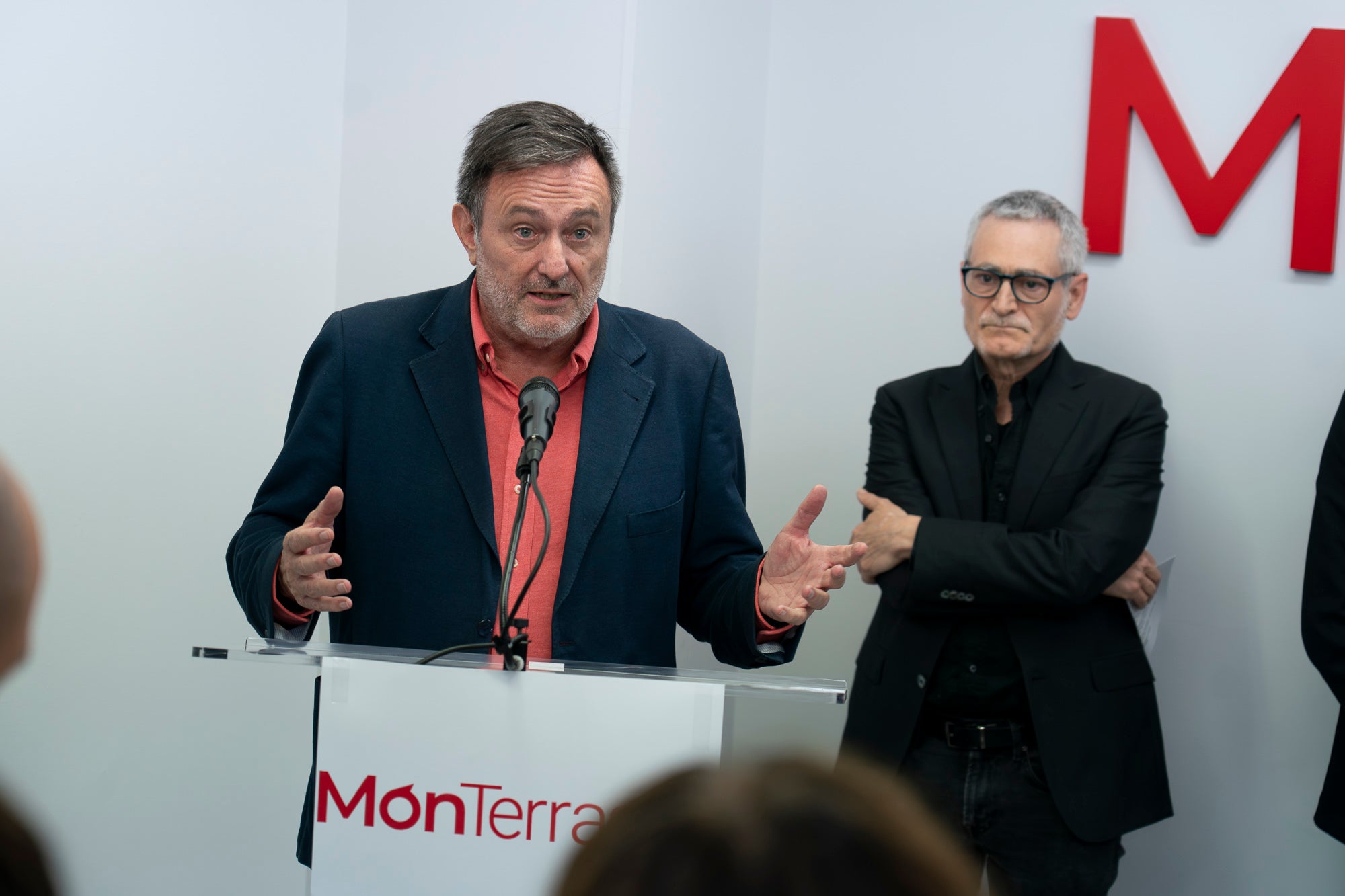 Aquest divendres, dia 8 de maig, ha tingut lloc la inauguració de la nova seu de MónTerrassa, al carrer de Faraday. La benvinguda ha anat a càrrec de l'editor d'El Grup el Món, Salvador Cot, i del director de MónTerrassa, Vicenç Batalla. I han intervingut el president del Parlament, Josep Rull, el tinent d'alcalde Xavier Cardona, i el director dels Mitjans de Comunicació, Marc Melillas. La intervenció central ha recaigut en el periodista i escriptor Vicenç Villatoro | Mireia Comas