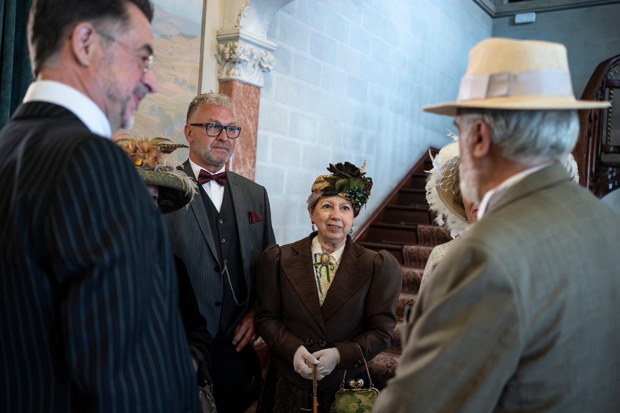 Partint de la Casa Alegre de Sagrera i el plafó al·legòric de figures femenines d'Alexandre de Riquer -el protagonista de la XXIII Fira Modernista de Terrassa-, aquesta és la passejada fotogràfica de dissabte al matí. Durant el recorregut, ens creuem amb públic vestit d'època, inclosos regidors i regidores, la Gran Fira dels Invents del Passeig Comte d'Ègara, l'exposició 'El llegat Riquer' al Castell Cartoixa de Vallparadís, la música del Pep Domènech amb la seva pianola Aeolian davant del Mercat de la Independència, la manifestació de dones obreres sufragistes, el Mercat d'Artesania i els tallers d'oficis d'arts aplicades al parc de Sant Jordi entorn una Masia Freixa en obres de restauració, la màgia de l'atracció Cavallets de principis del segle XX al parc dels Catalans i la cercavila del Circ Històric Raluy, que aquests dies presenta el seu espectacle 'Terra' a la plaça Nova. Endinseu-vos en una Terrassa ben modernista | Mireia Comas