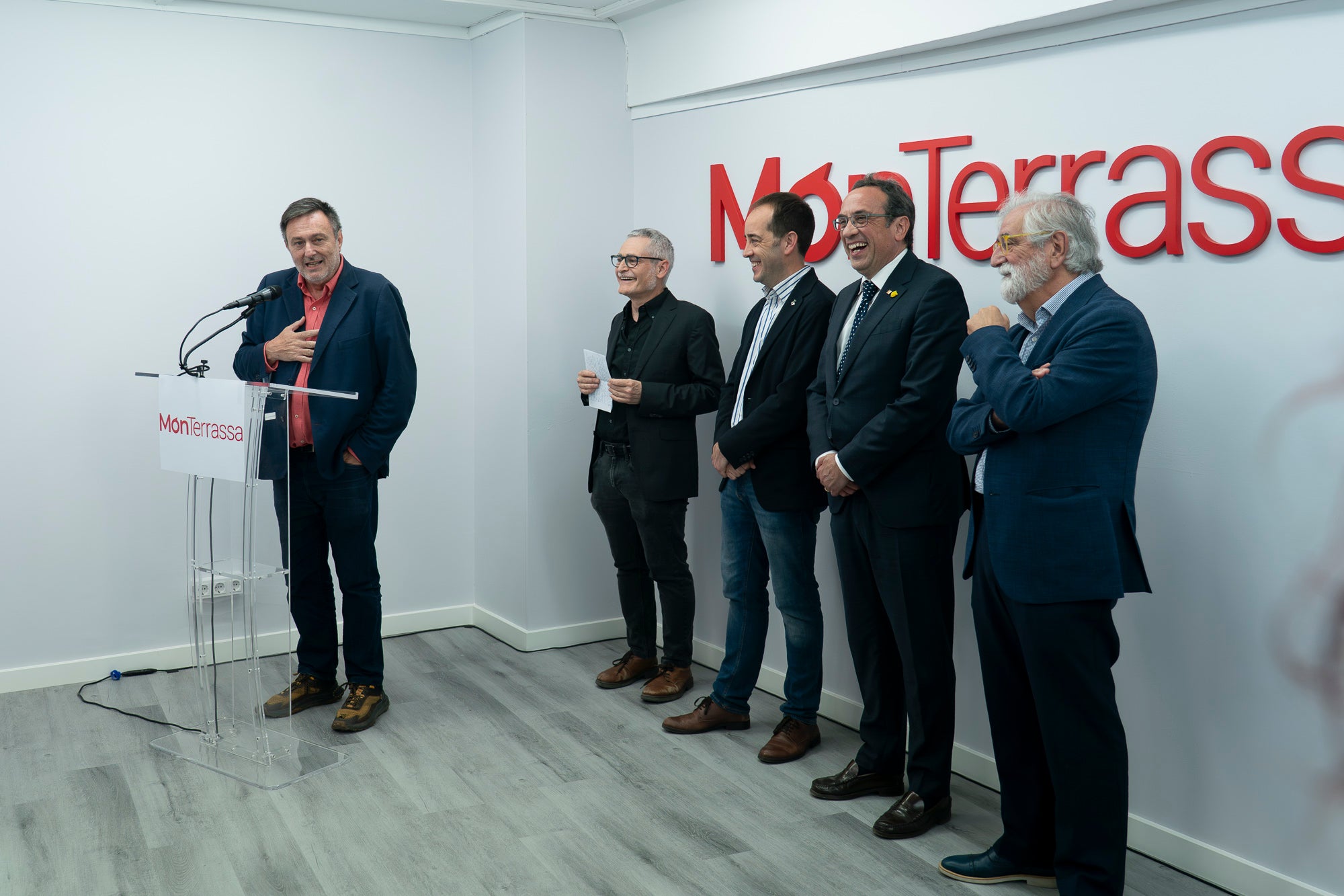 Aquest divendres, dia 8 de maig, ha tingut lloc la inauguració de la nova seu de MónTerrassa, al carrer de Faraday. La benvinguda ha anat a càrrec de l'editor d'El Grup el Món, Salvador Cot, i del director de MónTerrassa, Vicenç Batalla. I han intervingut el president del Parlament, Josep Rull, el tinent d'alcalde Xavier Cardona, i el director dels Mitjans de Comunicació, Marc Melillas. La intervenció central ha recaigut en el periodista i escriptor Vicenç Villatoro | Mireia Comas