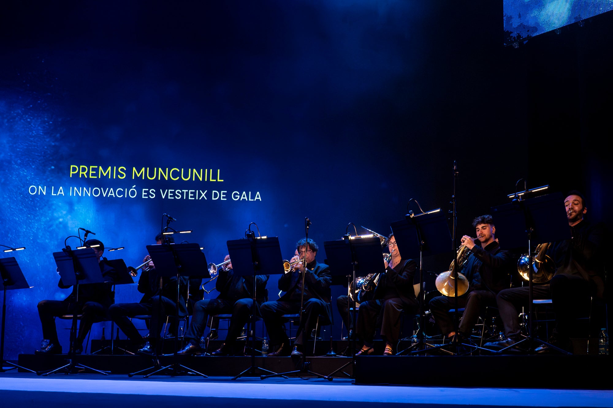 El Teatre Principal ha acollit aquest dijous, dia 7 de maig, la desena edició dels Premis Muncunill a la Innovació. Les empreses guanyadores han estat Comser, Luxquanta, Casa Batlló i Domestic Data Streamers, mentre que el Premi Muncunill a la Innovació d’Honor ha estat per l’Acondicionamiento Tarrasense, actual Centre Tecnològic LEITAT, en reconeixement a la seva trajectòria de 120 anys. Com ja és habitual, durant la gala, conduïda per la periodista Sheila Allen, i ha comptat amb un element artístic excepcional: l'actuació de l'Orquestra Simfònica del Vallès,. Creats per l’Ajuntament de Terrassa amb el suport de la Diputació de Barcelona, aquests guardons tenen com a principal objectiu apropar la innovació a la ciutadania i, alhora, visibilitzar i reconèixer la feina de les empreses que aposten per la innovació com a model integral, contribuint a la millora de la qualitat de vida de les persones.