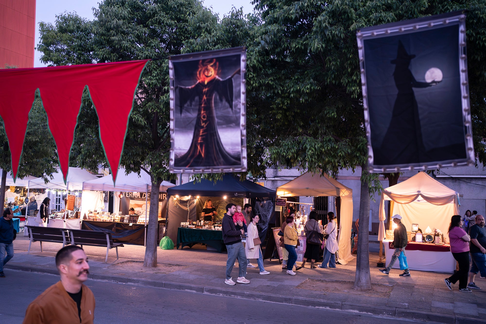 Aquest dijous a la nit ha tingut lloc l’espectacle inaugural de Walpurgis, la Fira de Bruixes. Sant Pere Nord es prepara per quatre dies plens d’activitats, on la bruixeria i l’esoterisme en són els eixos principals. 