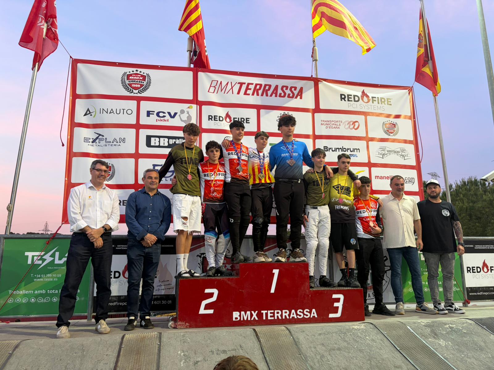 Més de 200 riders van participar en la Copa de Catalunya BMX 2026 que va tenir lloc aquest dissabte al circuit del BMX Terrassa. Al nivell competitiu i bona afluència de públic per veure un dels grans esdeveniments del BMX català. La prova tenia la peculiaritat de ser nocturna, amb tres mànigues classificatòries, semifinals en les categories amb més participació i finals. Àmplia representació terrassenca amb 74 riders que van disset podis, a més del guardó a millor escola de la jornada.
