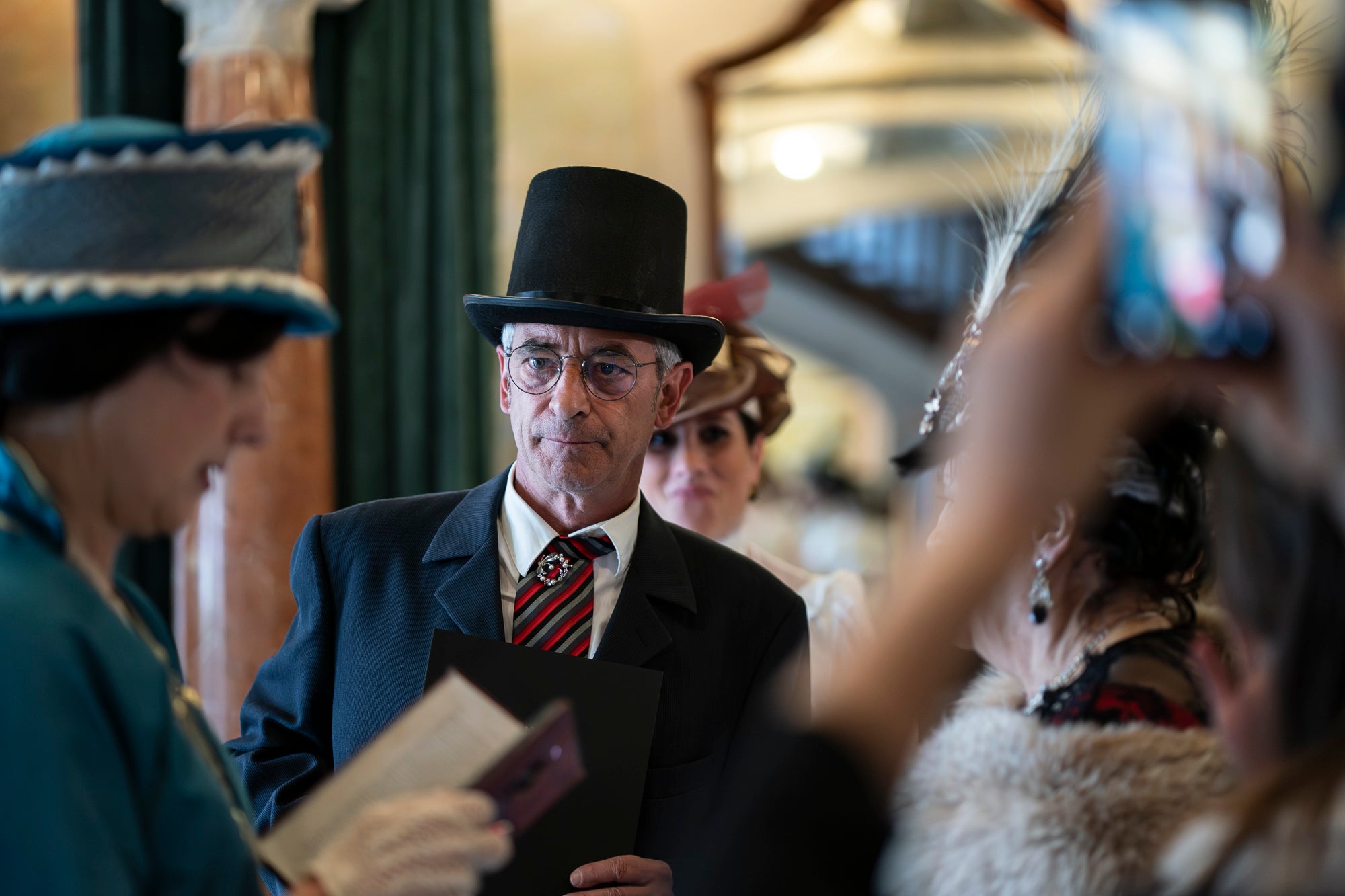 Partint de la Casa Alegre de Sagrera i el plafó al·legòric de figures femenines d'Alexandre de Riquer -el protagonista de la XXIII Fira Modernista de Terrassa-, aquesta és la passejada fotogràfica de dissabte al matí. Durant el recorregut, ens creuem amb públic vestit d'època, inclosos regidors i regidores, la Gran Fira dels Invents del Passeig Comte d'Ègara, l'exposició 'El llegat Riquer' al Castell Cartoixa de Vallparadís, la música del Pep Domènech amb la seva pianola Aeolian davant del Mercat de la Independència, la manifestació de dones obreres sufragistes, el Mercat d'Artesania i els tallers d'oficis d'arts aplicades al parc de Sant Jordi entorn una Masia Freixa en obres de restauració, la màgia de l'atracció Cavallets de principis del segle XX al parc dels Catalans i la cercavila del Circ Històric Raluy, que aquests dies presenta el seu espectacle 'Terra' a la plaça Nova. Endinseu-vos en una Terrassa ben modernista | Mireia Comas