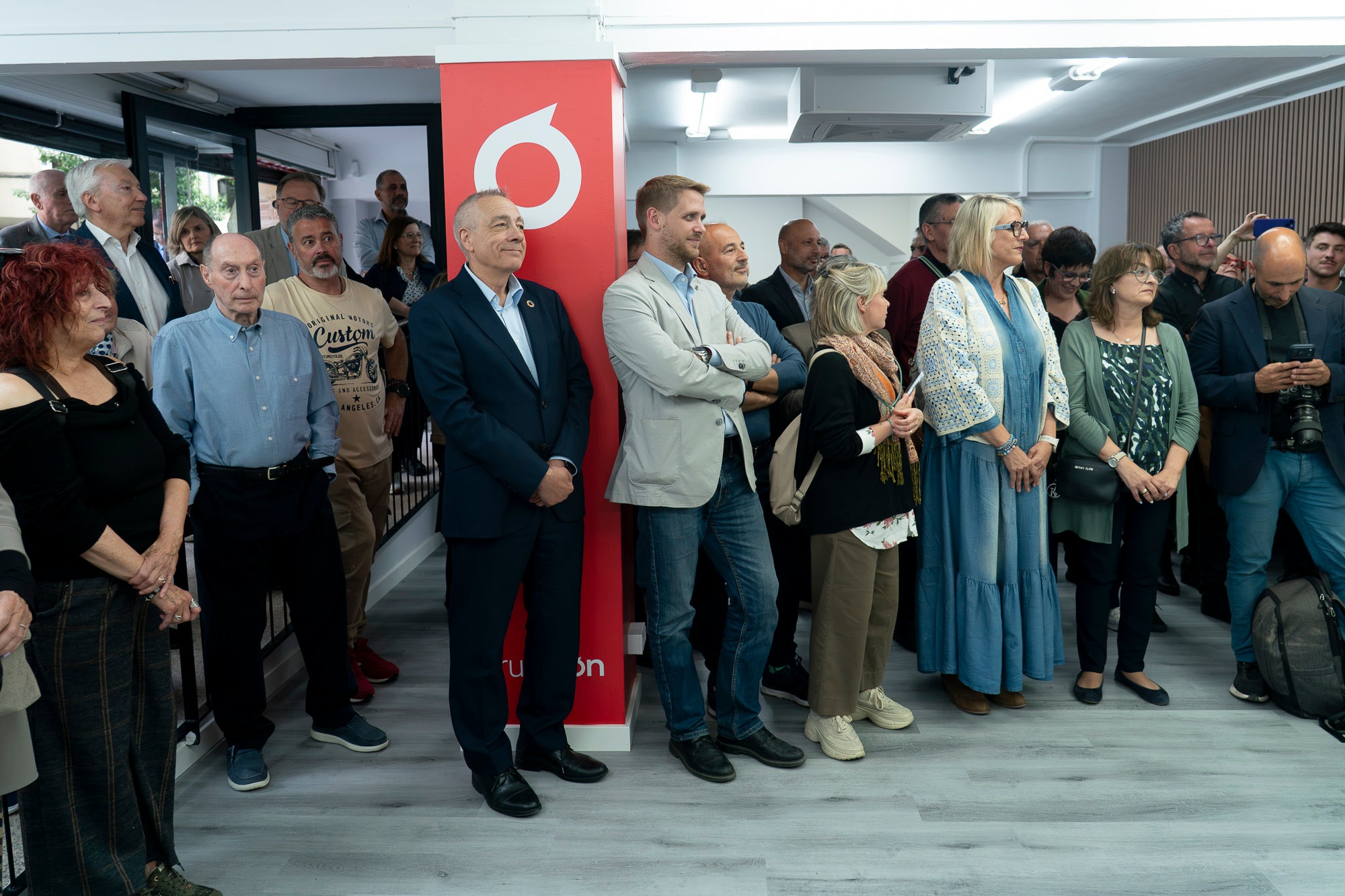 Aquest divendres, dia 8 de maig, ha tingut lloc la inauguració de la nova seu de MónTerrassa, al carrer de Faraday. La benvinguda ha anat a càrrec de l'editor d'El Grup el Món, Salvador Cot, i del director de MónTerrassa, Vicenç Batalla. I han intervingut el president del Parlament, Josep Rull, el tinent d'alcalde Xavier Cardona, i el director dels Mitjans de Comunicació, Marc Melillas. La intervenció central ha recaigut en el periodista i escriptor Vicenç Villatoro | Mireia Comas