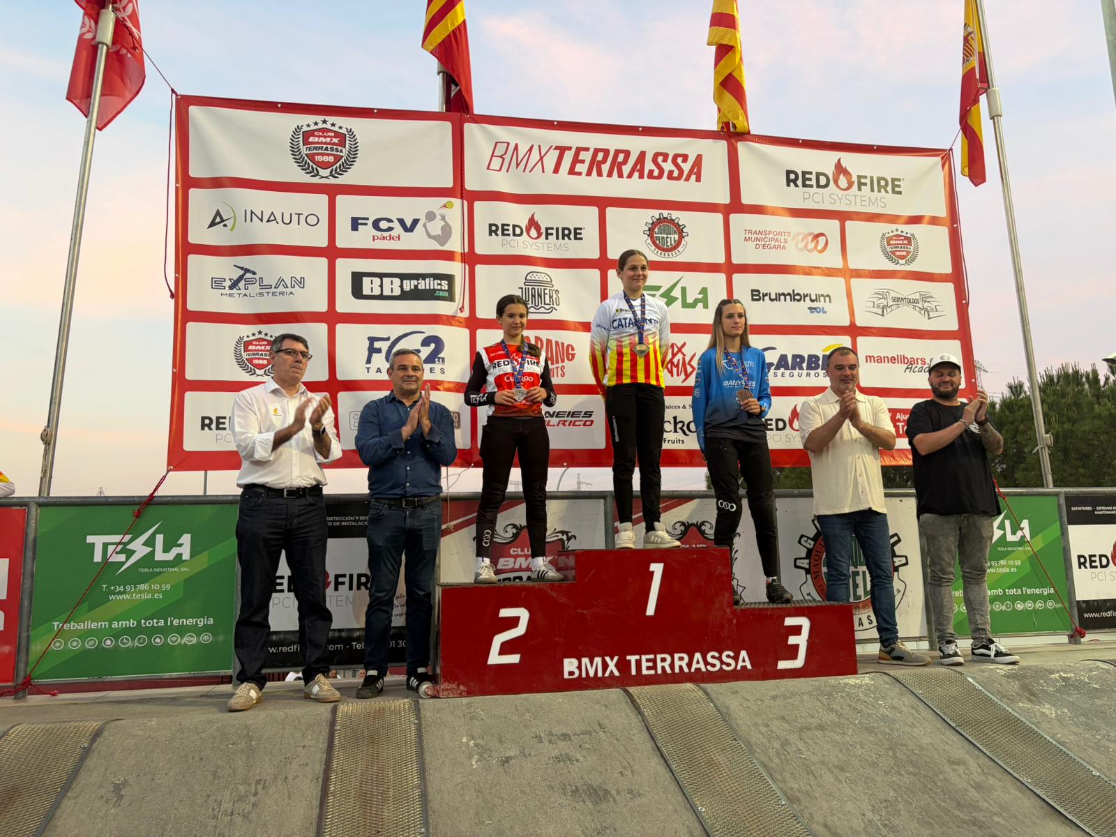 Més de 200 riders van participar en la Copa de Catalunya BMX 2026 que va tenir lloc aquest dissabte al circuit del BMX Terrassa. Al nivell competitiu i bona afluència de públic per veure un dels grans esdeveniments del BMX català. La prova tenia la peculiaritat de ser nocturna, amb tres mànigues classificatòries, semifinals en les categories amb més participació i finals. Àmplia representació terrassenca amb 74 riders que van disset podis, a més del guardó a millor escola de la jornada.