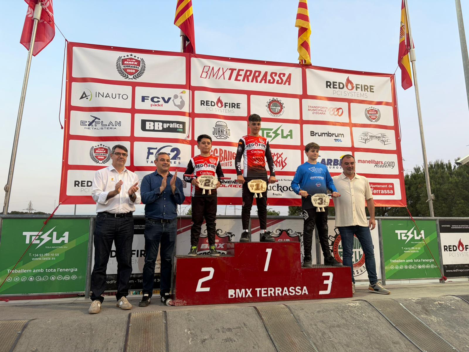 Més de 200 riders van participar en la Copa de Catalunya BMX 2026 que va tenir lloc aquest dissabte al circuit del BMX Terrassa. Al nivell competitiu i bona afluència de públic per veure un dels grans esdeveniments del BMX català. La prova tenia la peculiaritat de ser nocturna, amb tres mànigues classificatòries, semifinals en les categories amb més participació i finals. Àmplia representació terrassenca amb 74 riders que van disset podis, a més del guardó a millor escola de la jornada.
