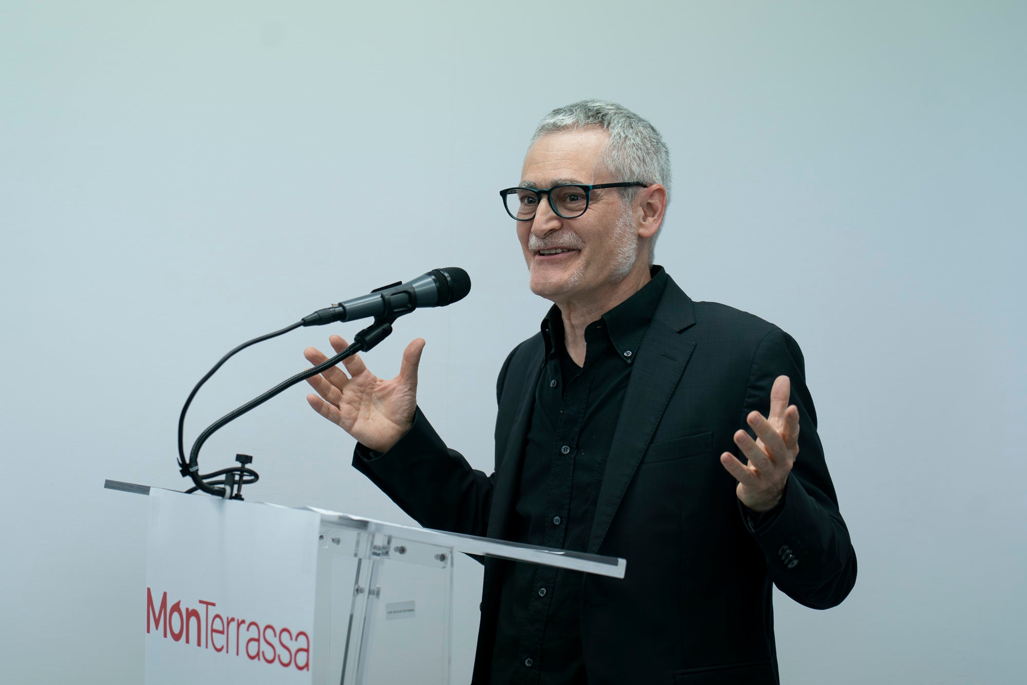 Aquest divendres, dia 8 de maig, ha tingut lloc la inauguració de la nova seu de MónTerrassa, al carrer de Faraday. La benvinguda ha anat a càrrec de l'editor d'El Grup el Món, Salvador Cot, i del director de MónTerrassa, Vicenç Batalla. I han intervingut el president del Parlament, Josep Rull, el tinent d'alcalde Xavier Cardona, i el director dels Mitjans de Comunicació, Marc Melillas. La intervenció central ha recaigut en el periodista i escriptor Vicenç Villatoro | Mireia Comas