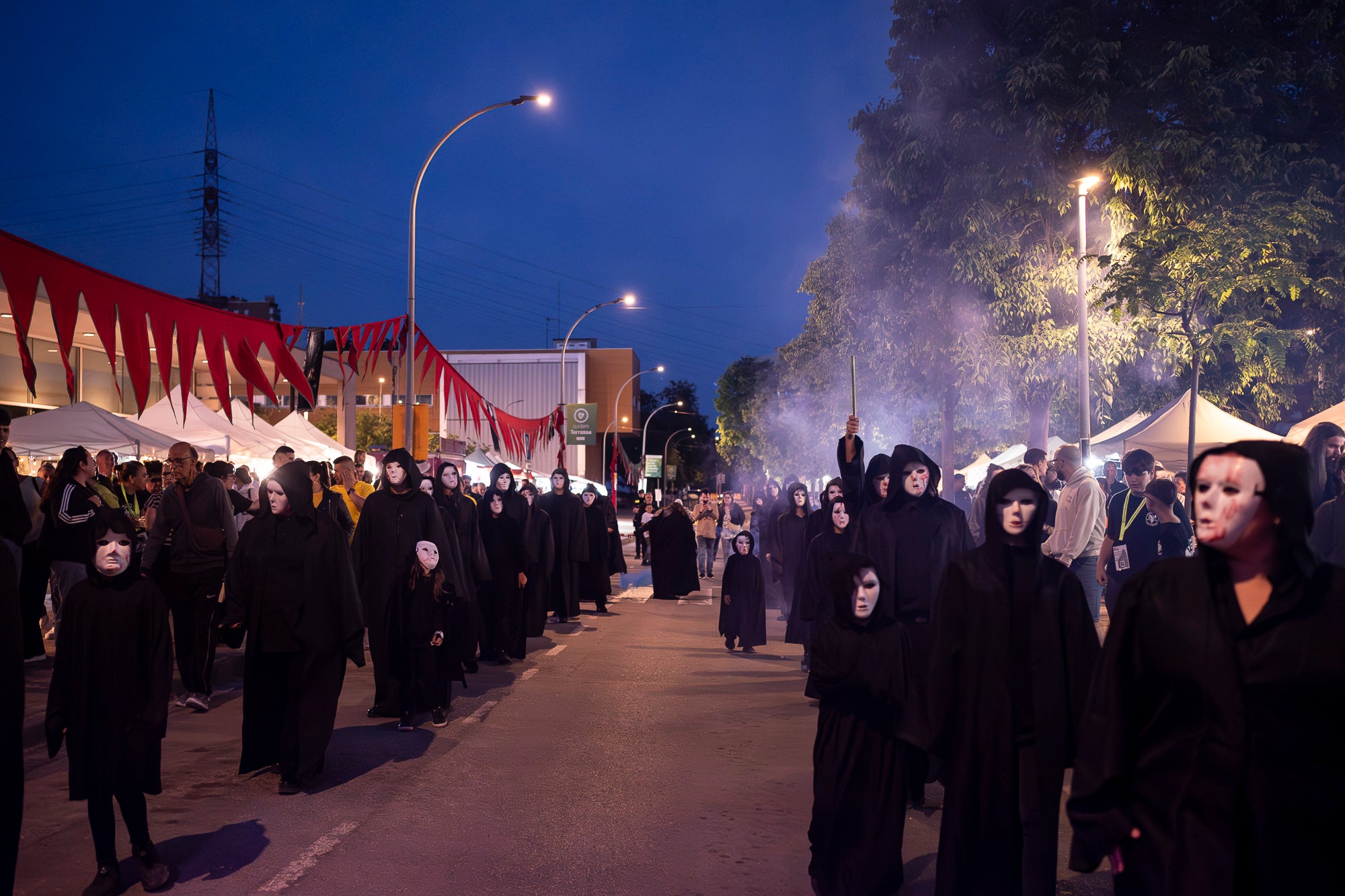 Aquest dijous a la nit ha tingut lloc l’espectacle inaugural de Walpurgis, la Fira de Bruixes. Sant Pere Nord es prepara per quatre dies plens d’activitats, on la bruixeria i l’esoterisme en són els eixos principals. 
