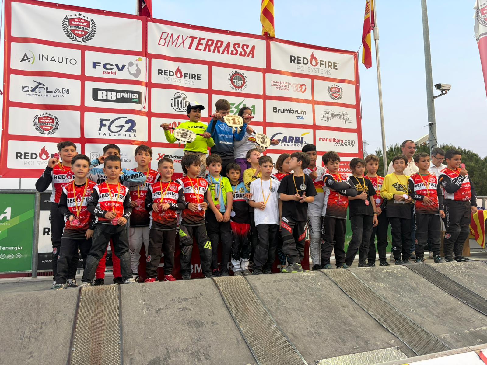 Més de 200 riders van participar en la Copa de Catalunya BMX 2026 que va tenir lloc aquest dissabte al circuit del BMX Terrassa. Al nivell competitiu i bona afluència de públic per veure un dels grans esdeveniments del BMX català. La prova tenia la peculiaritat de ser nocturna, amb tres mànigues classificatòries, semifinals en les categories amb més participació i finals. Àmplia representació terrassenca amb 74 riders que van disset podis, a més del guardó a millor escola de la jornada.