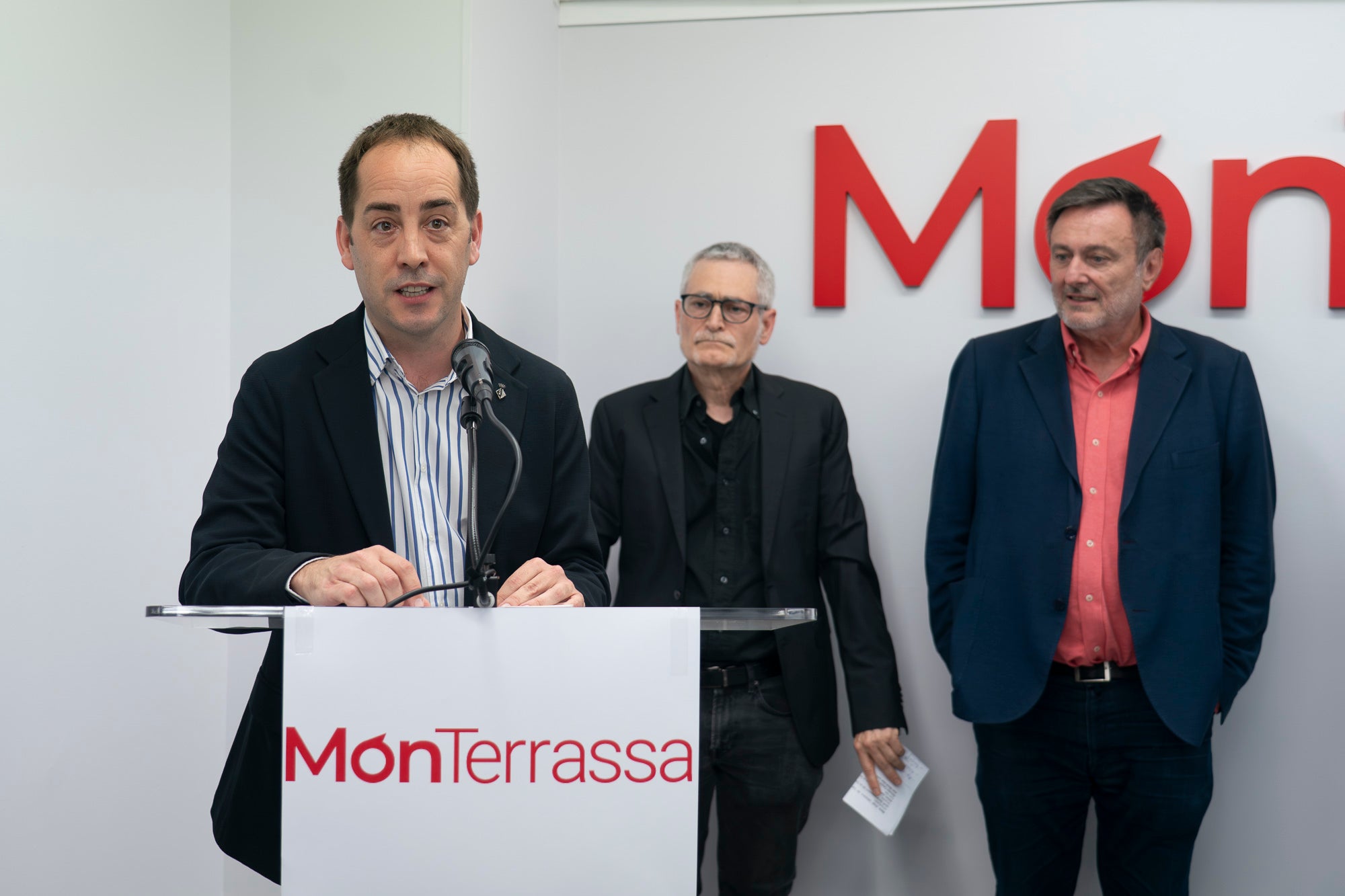 Aquest divendres, dia 8 de maig, ha tingut lloc la inauguració de la nova seu de MónTerrassa, al carrer de Faraday. La benvinguda ha anat a càrrec de l'editor d'El Grup el Món, Salvador Cot, i del director de MónTerrassa, Vicenç Batalla. I han intervingut el president del Parlament, Josep Rull, el tinent d'alcalde Xavier Cardona, i el director dels Mitjans de Comunicació, Marc Melillas. La intervenció central ha recaigut en el periodista i escriptor Vicenç Villatoro | Mireia Comas