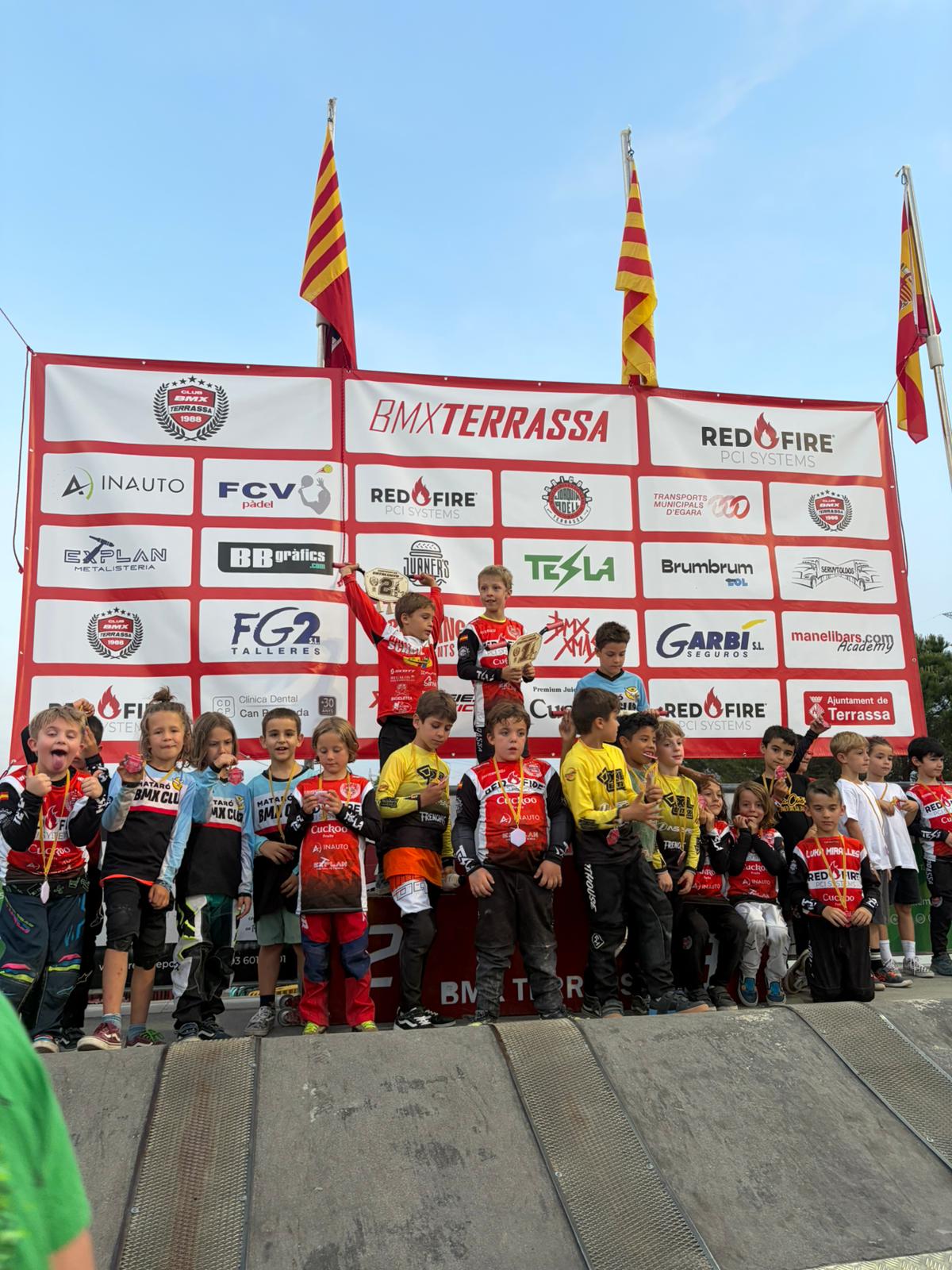Més de 200 riders van participar en la Copa de Catalunya BMX 2026 que va tenir lloc aquest dissabte al circuit del BMX Terrassa. Al nivell competitiu i bona afluència de públic per veure un dels grans esdeveniments del BMX català. La prova tenia la peculiaritat de ser nocturna, amb tres mànigues classificatòries, semifinals en les categories amb més participació i finals. Àmplia representació terrassenca amb 74 riders que van disset podis, a més del guardó a millor escola de la jornada.