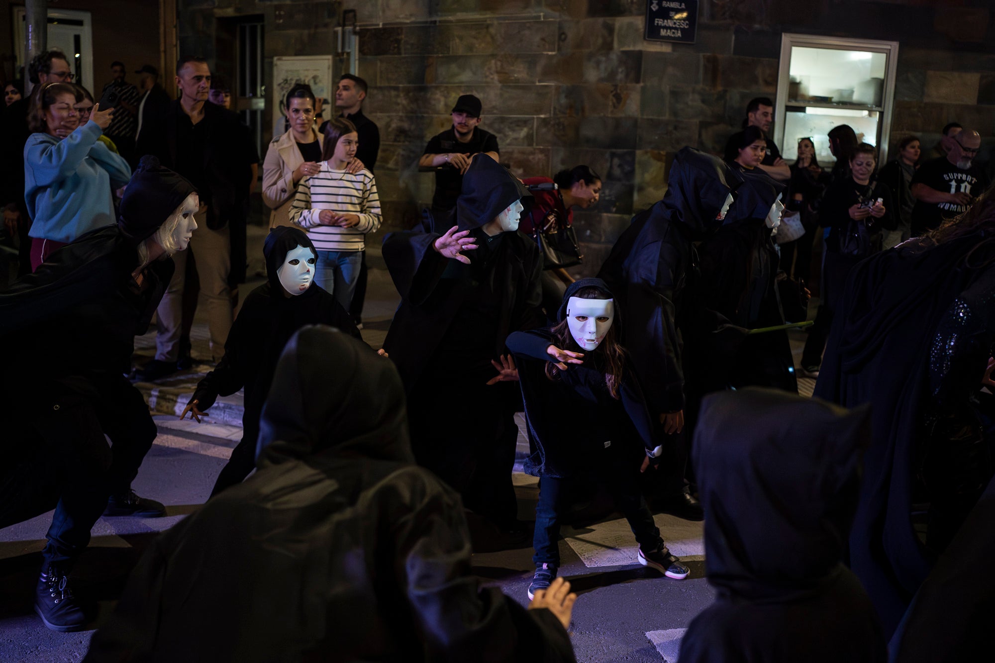Aquest dijous a la nit ha tingut lloc l’espectacle inaugural de Walpurgis, la Fira de Bruixes. Sant Pere Nord es prepara per quatre dies plens d’activitats, on la bruixeria i l’esoterisme en són els eixos principals. 